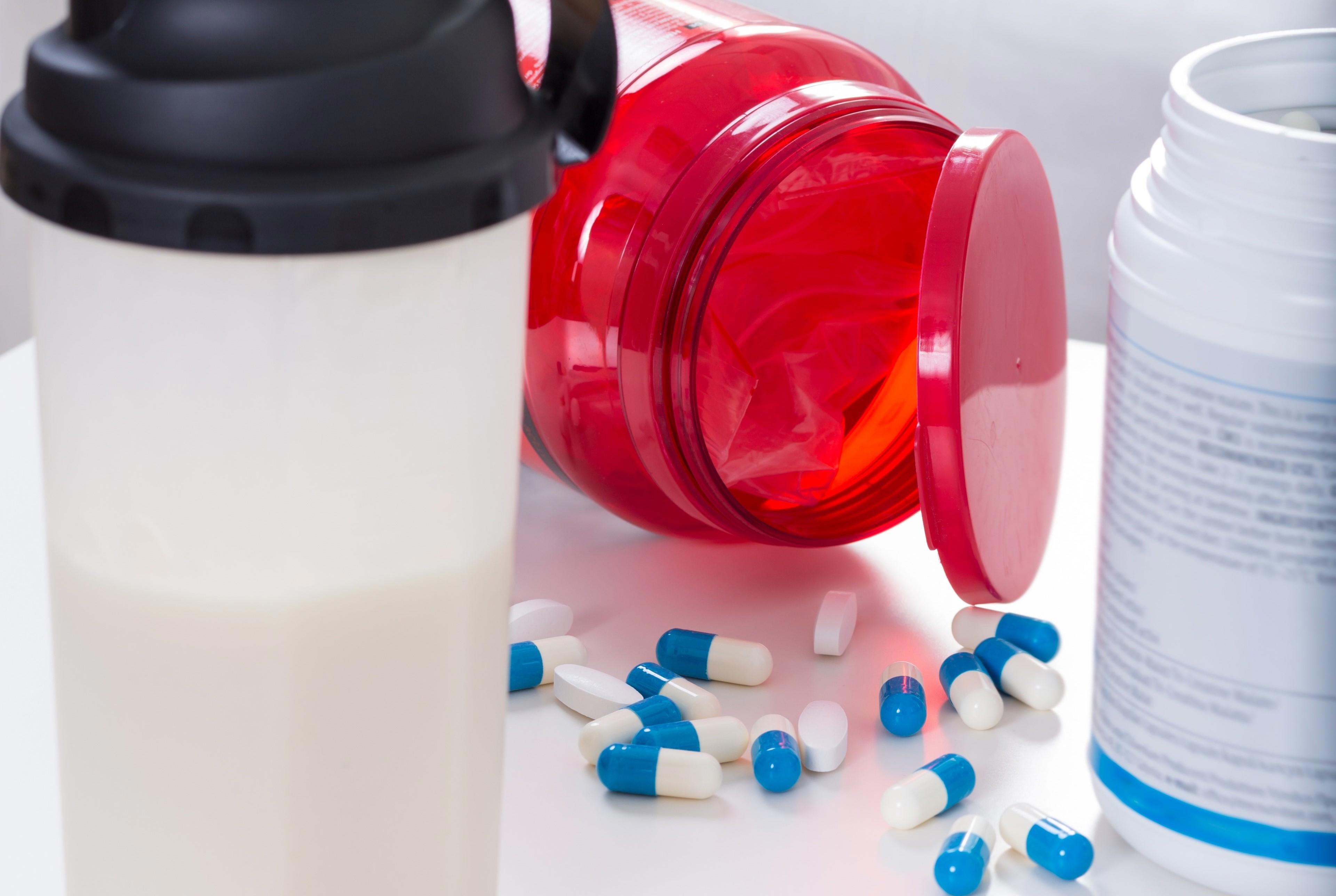 protein-drink-and-supplements-on-the-table-xxl_3840x5760px_kopie2
