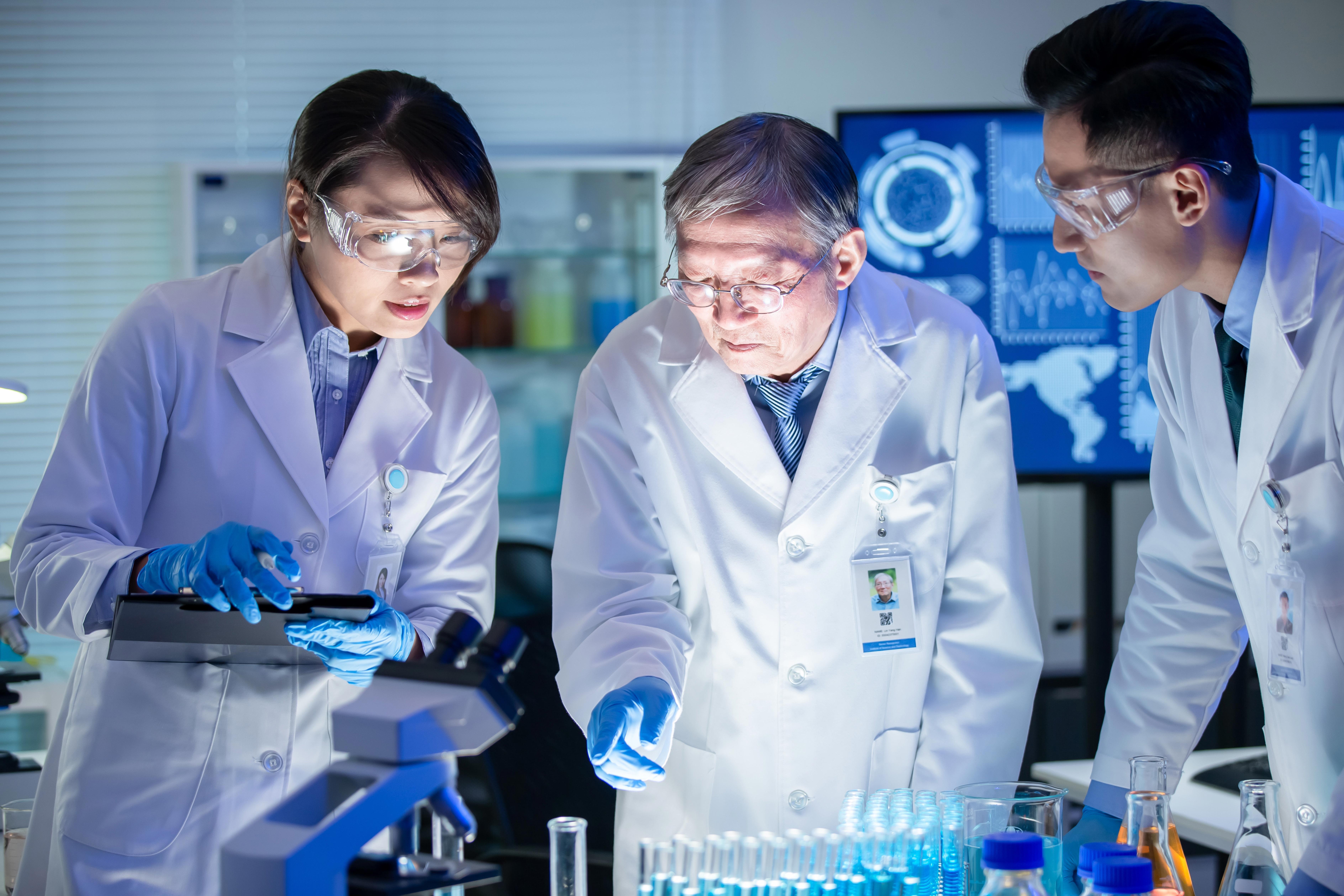 scientist-team-meeting-and-writing-analysis-results-in-the-laboratory_7554-x-5035-px