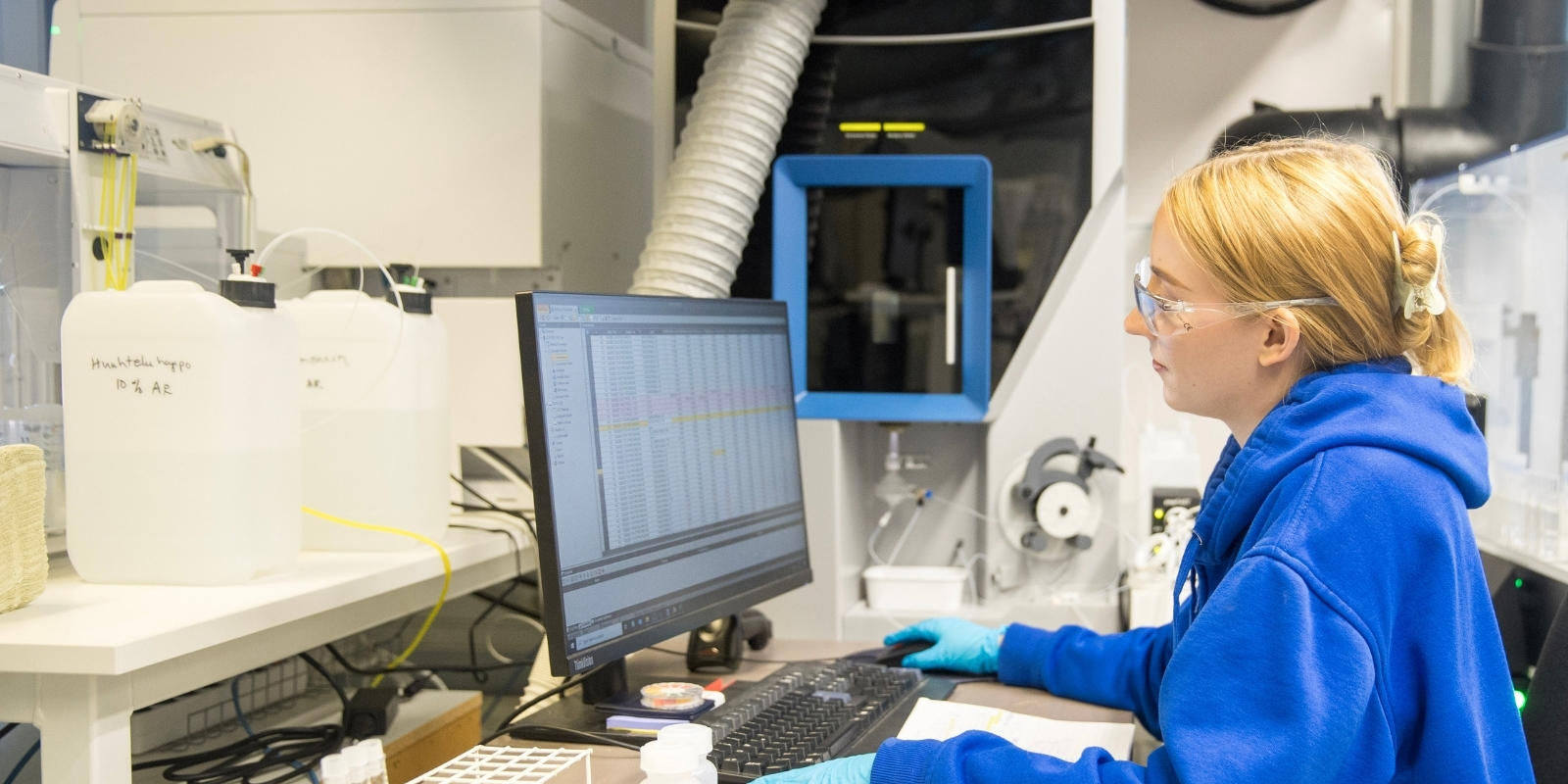 Laboratorioanalyytikko tutkii ligniininäytteen ominaisuuksia