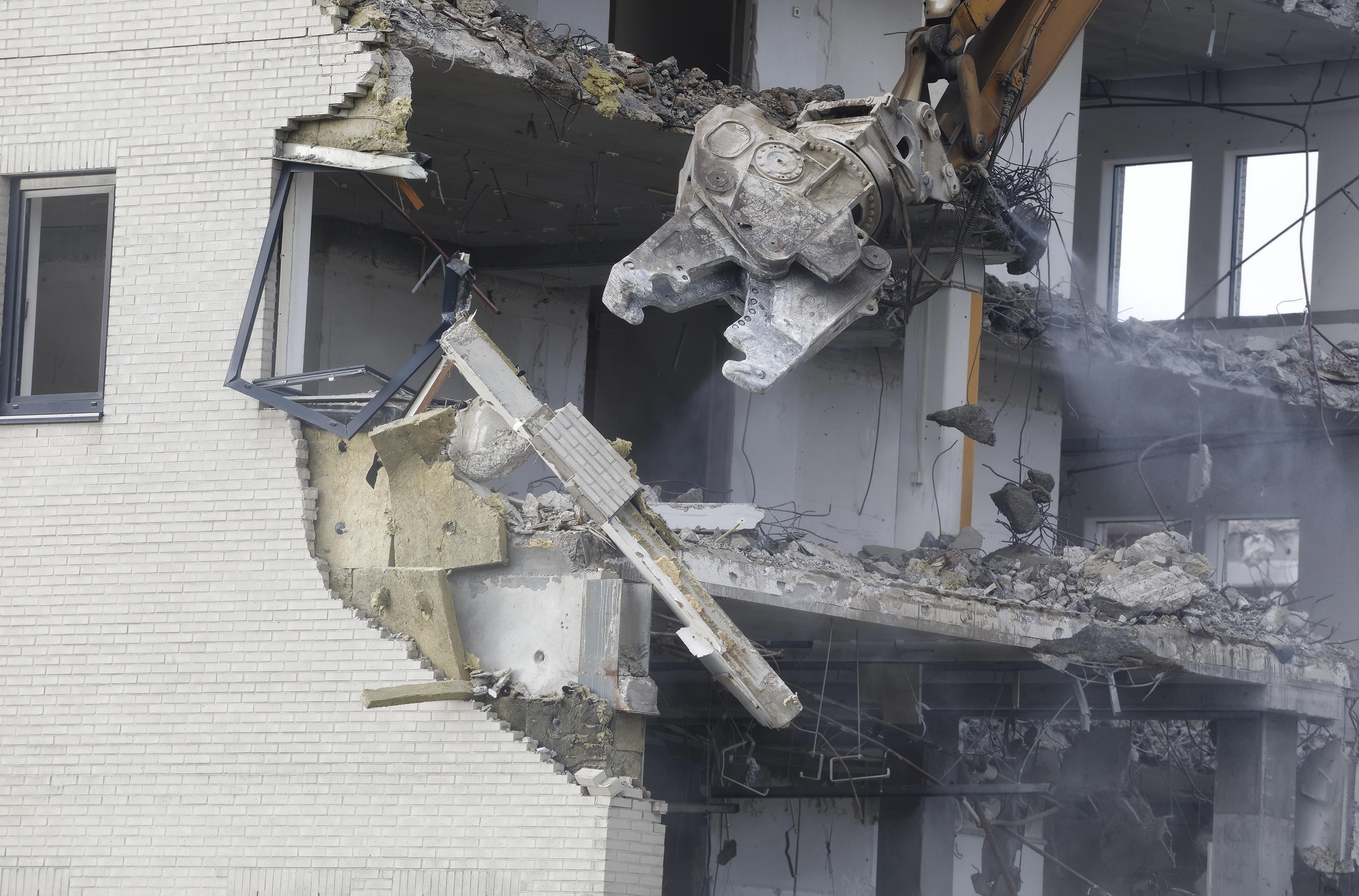 old-building-demolishing-2026-01-06-11-07-26-utc