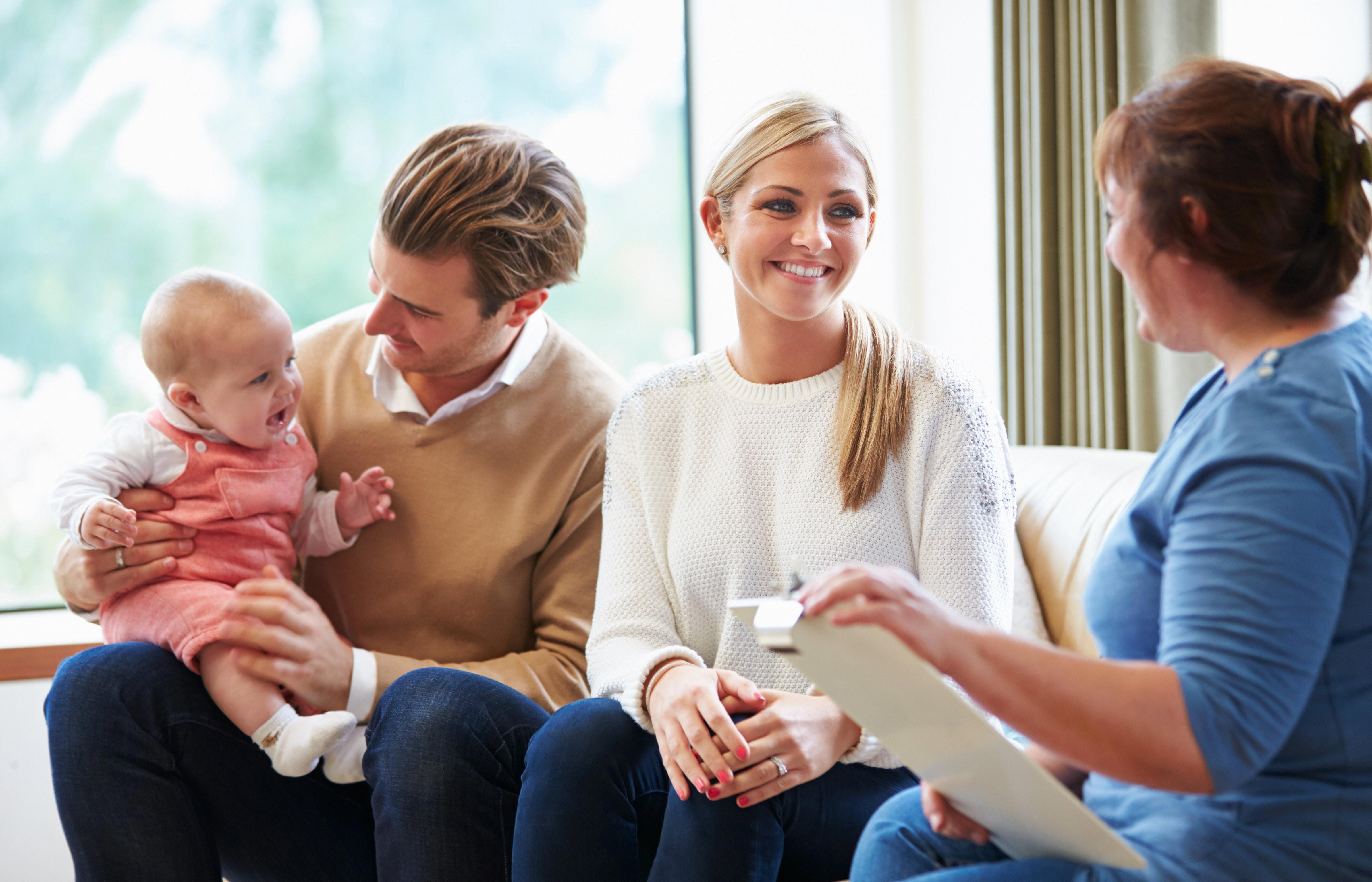 health-visitor-talking-to-family-with-young-baby_5184-x-3456-px_kopie3