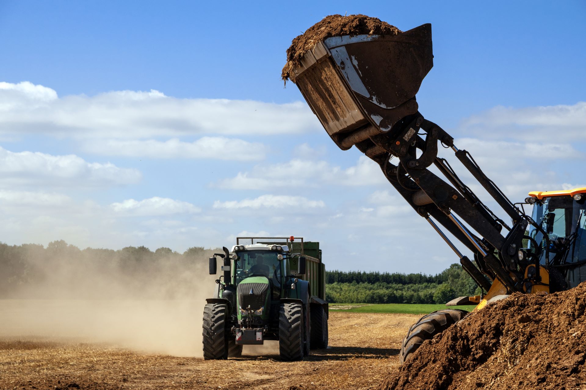 fertilize-the-field-excavator-with-a-shovel-full-of-manure-ready-to-fill-the-trailer-of-the-tractor-xxl_4500x3000px_2