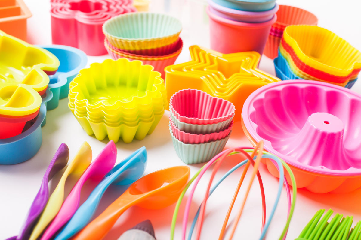 rainbow-silicone-confectionery-utensils-on-a-white-background-xl_1200px