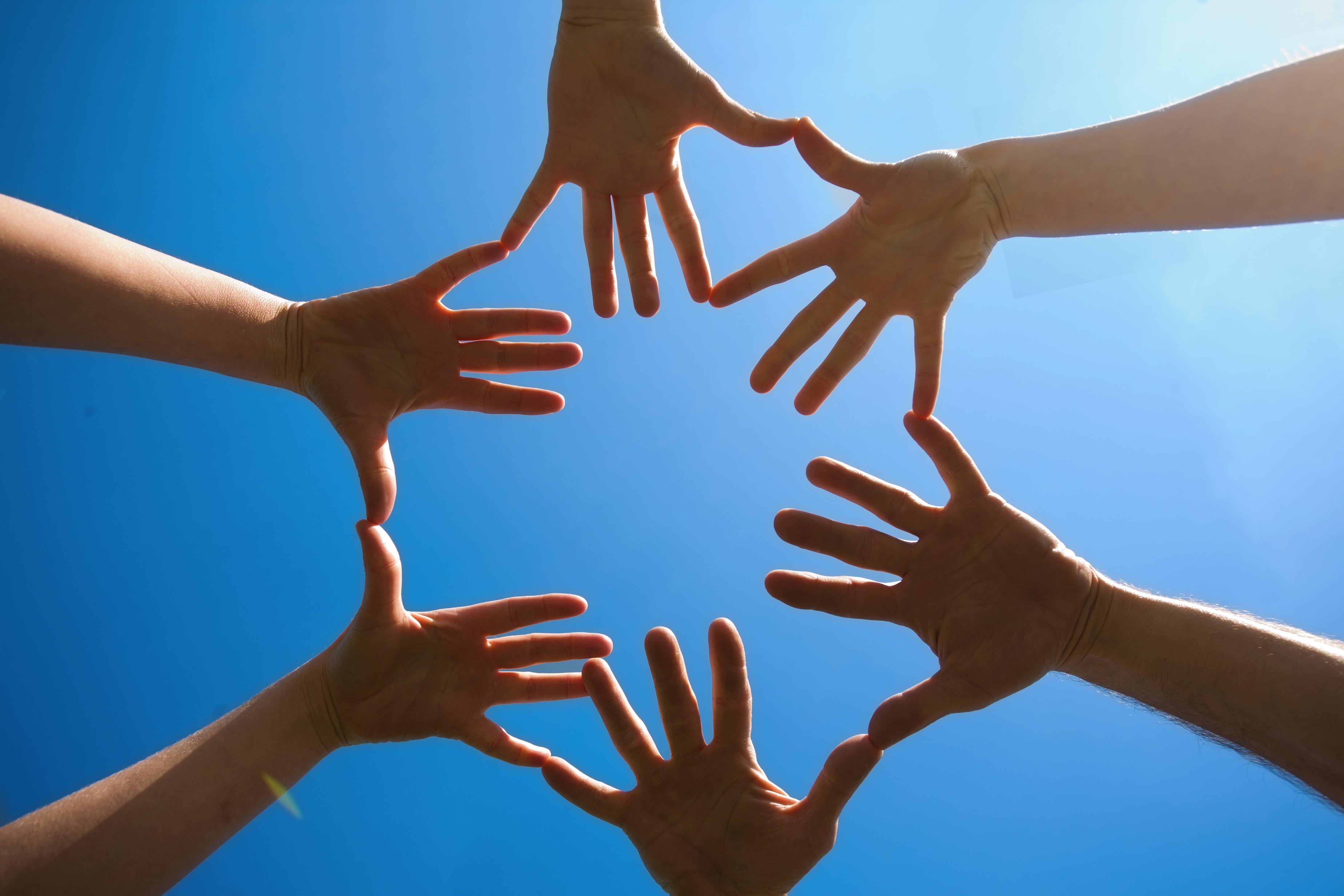 sky-and-hands-xxl_4368x2912px