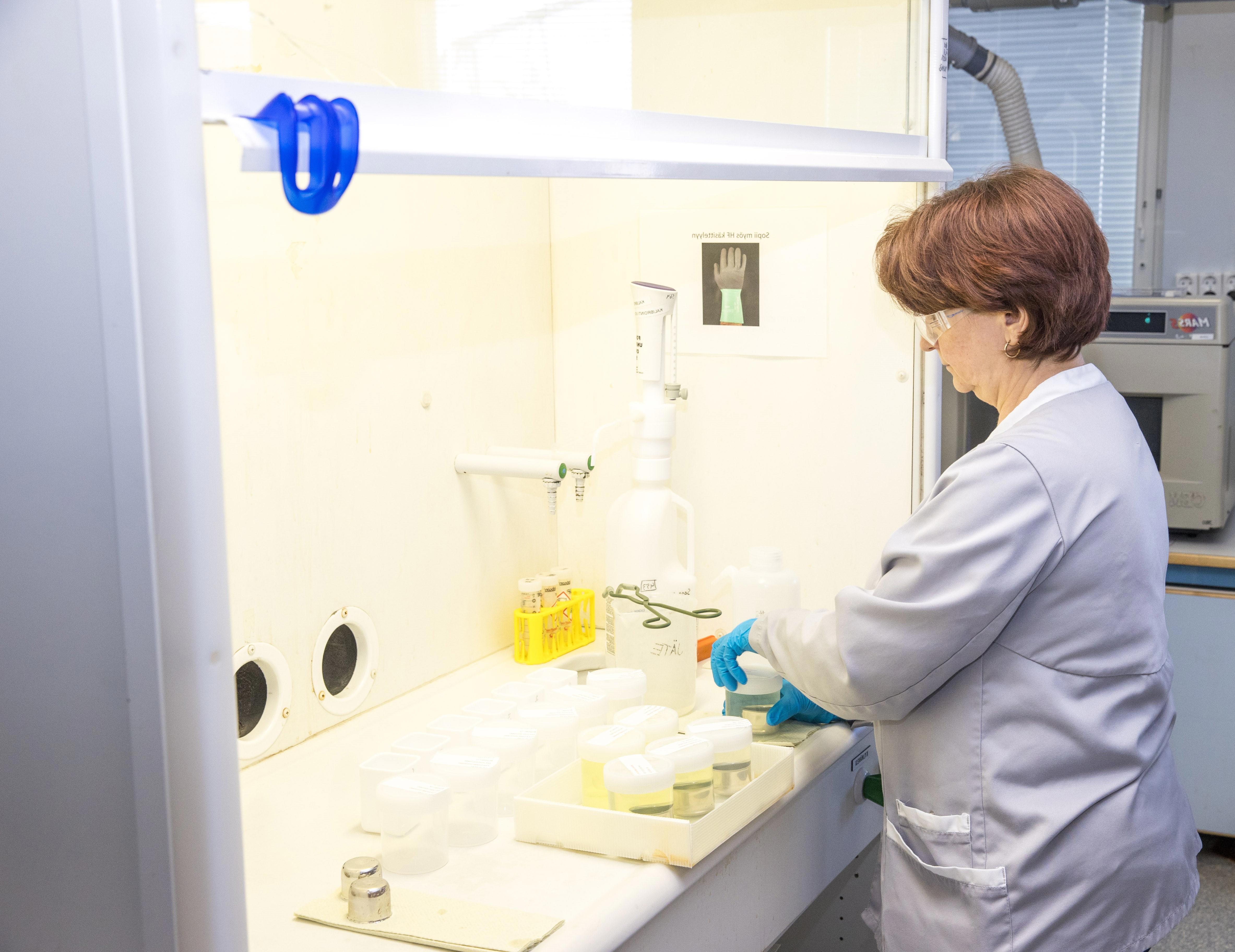 Laboratorioanalyytikko suorittamassa ABC-titrausta valkolipeänäytteestä metsäteollisuuden laadunvarmistuksessa