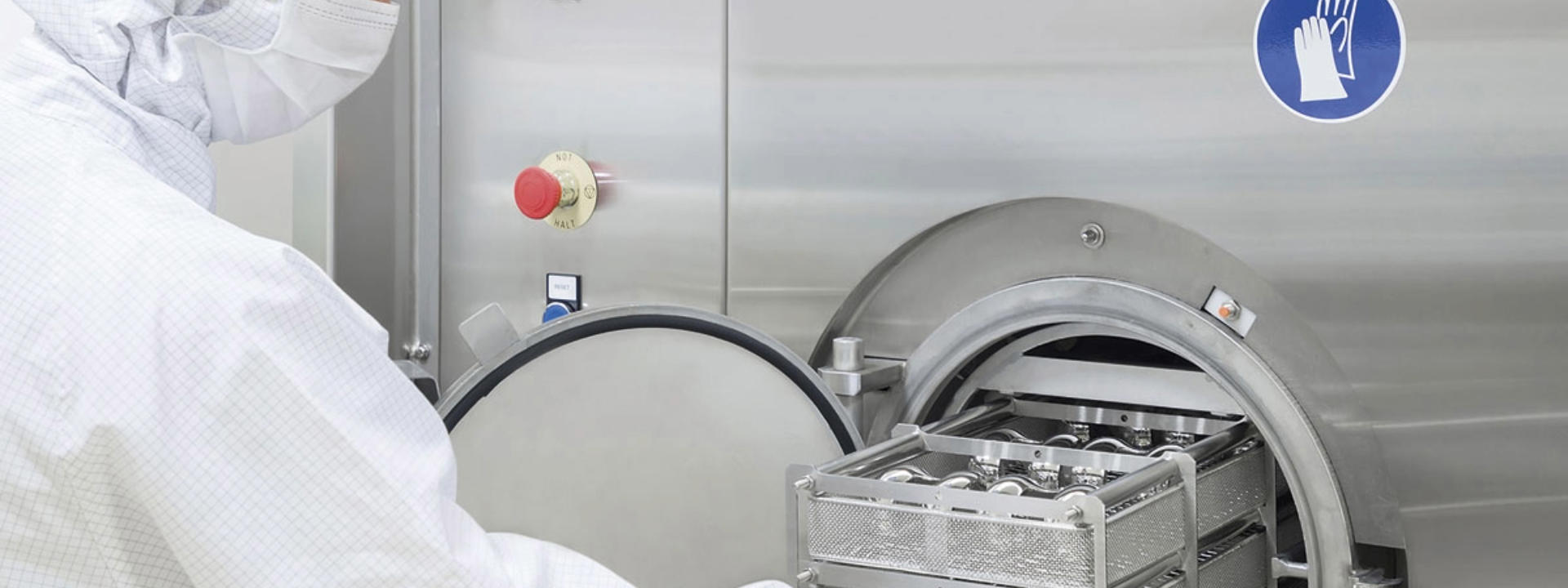 Medizinprodukte während der validierten Reinigung in ISO-Klasse-7- und -8-Reinräumen.