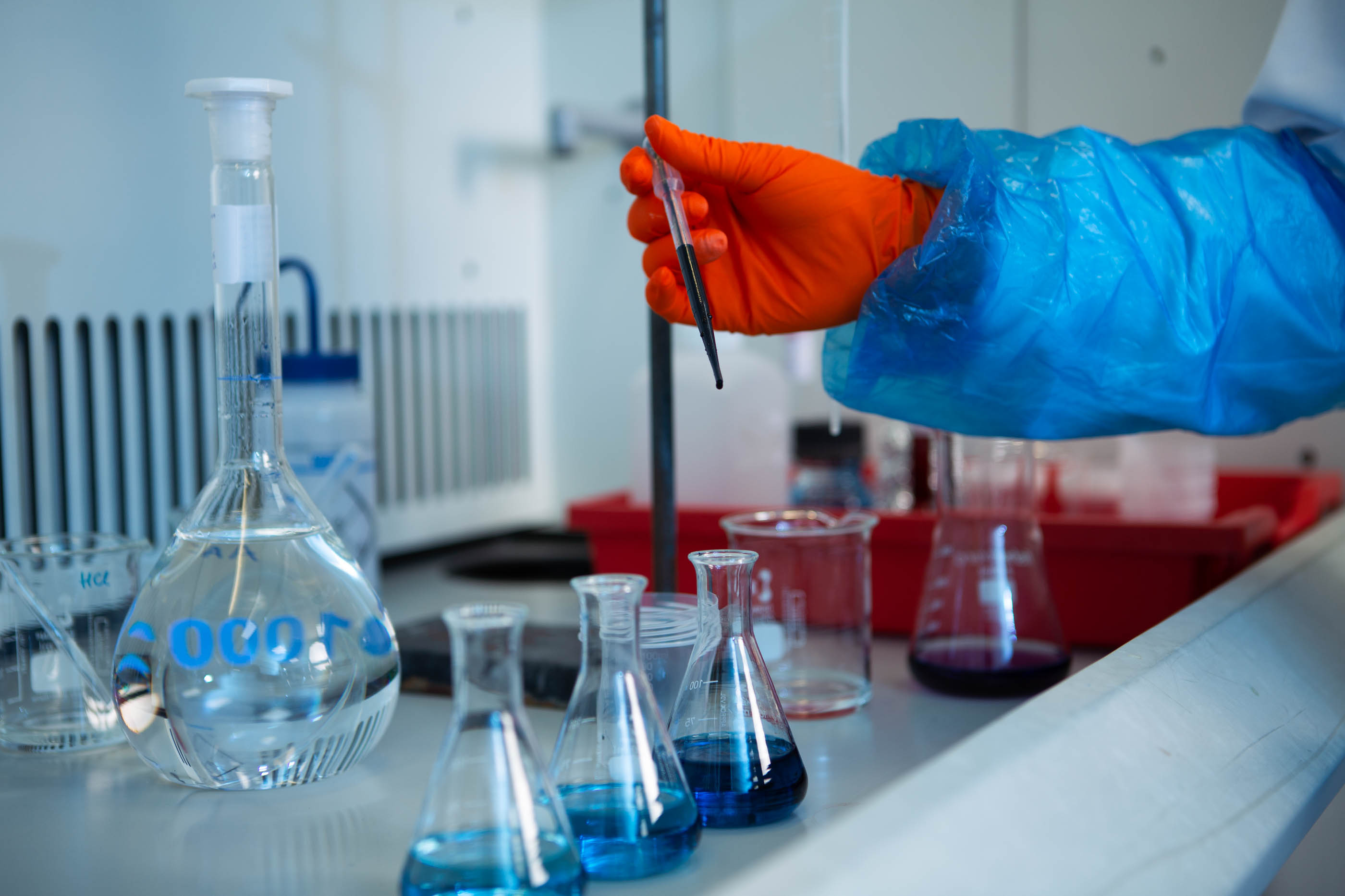 Technicien Eurofins BioPharma Product Testing réalisant une analyse physico-chimique et microbiologique de l’eau à usage pharmaceutique dans un laboratoire conforme aux normes BPF. L’image met en valeur la rigueur analytique, la traçabilité des résultats et le contrôle qualité des fluides critiques utilisés dans les procédés de fabrication biopharmaceutiques.
