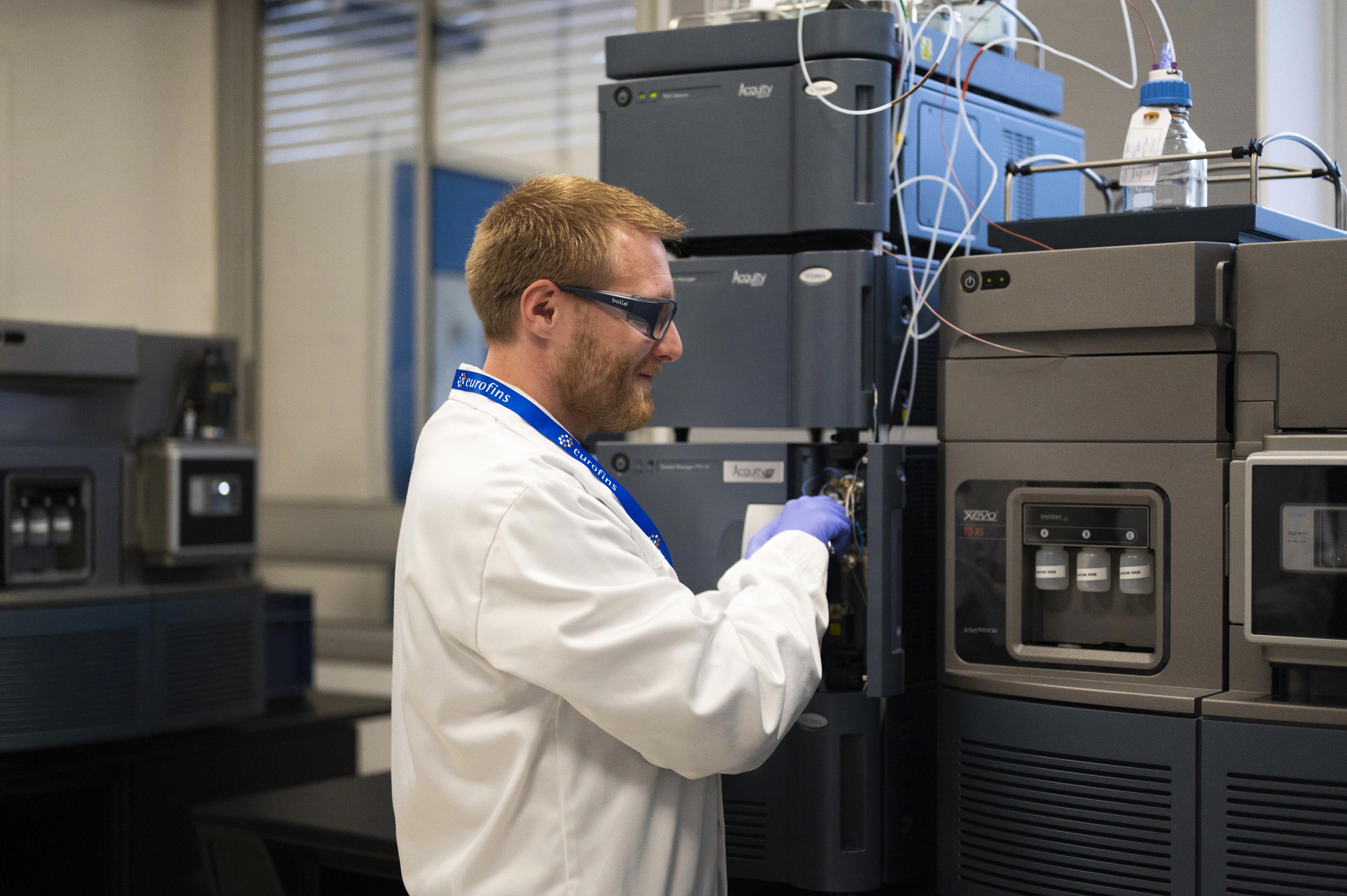 Scientifique en laboratoire pharmaceutique manipulant un spectromètre de masse pour l’analyse des nitrosamines, illustrant l’expertise d’Eurofins BioPharma Product Testing dans la mise en œuvre des actions réglementaires et des méthodes analytiques avancées.