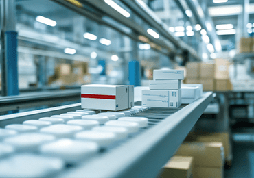Chaîne de distribution pharmaceutique automatisée avec des boîtes blanches en transit sur un convoyeur dans un environnement industriel propre et organisé. Cette image illustre les opérations logistiques critiques menées par Eurofins Biopharma Product Testing France pour l’expédition, le stockage et la distribution des médicaments destinés aux essais cliniques, conformément aux normes GMP et aux exigences des autorités de santé internationales.
