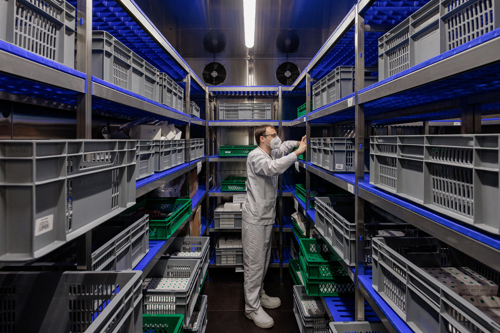 Technicien en environnement contrôlé chez Eurofins Biopharma Product Testing manipulant des bacs de stockage dans le cadre d’études de stabilité pharmaceutique. Cette étape essentielle permet d’évaluer la conservation, la qualité et la performance des produits dans des conditions normalisées. L’image illustre un espace dédié au suivi des lots, à la traçabilité et au respect des exigences réglementaires liées à la stabilité des médicaments.