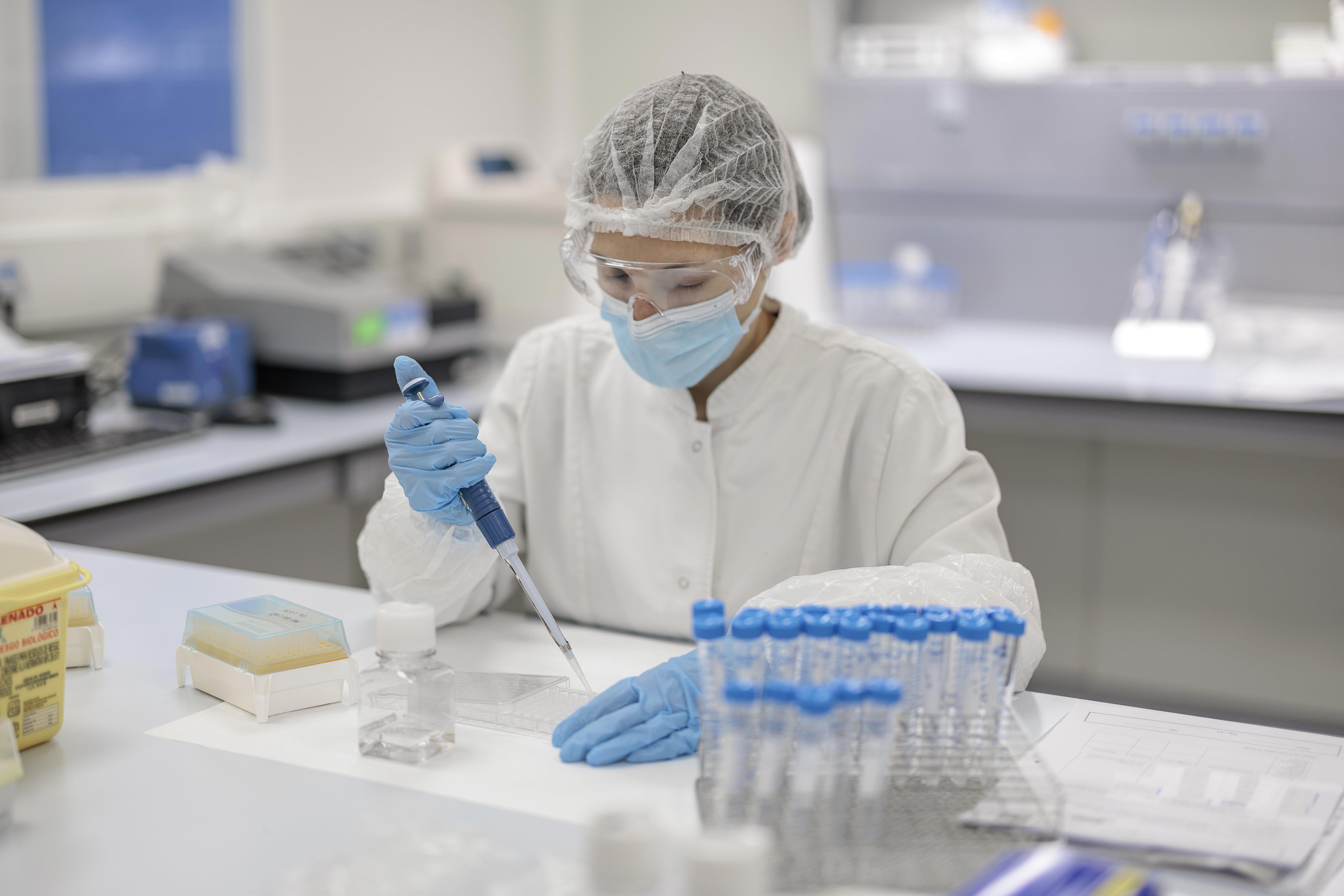 Scientifique en laboratoire pharmaceutique manipulant des tubes à essai avec une pipette, équipé de protections individuelles, illustrant les tests d’endotoxines réalisés avec la technologie rFC selon les nouvelles exigences réglementaires chez Eurofins BioPharma Product Testing.