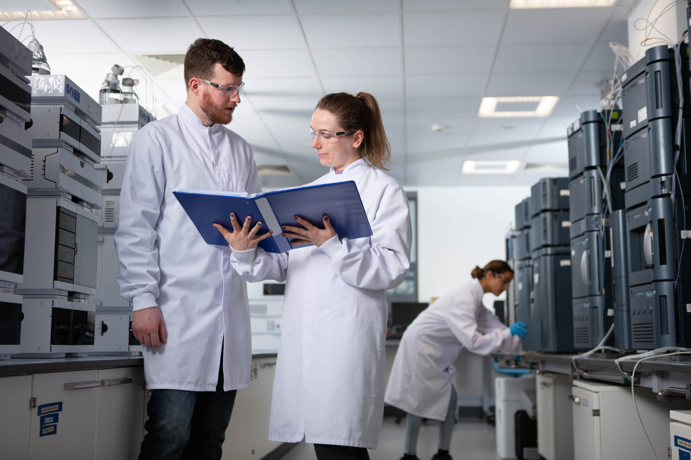 Des techniciens de laboratoire Eurofins BioPharma Product Testing collaborent dans un laboratoire moderne pour réaliser l’analyse de l’eau à usage pharmaceutique. Ces contrôles garantissent la conformité aux pharmacopées internationales (Ph. Eur., USP, JP, BP), la qualité microbiologique et chimique de l’eau utilisée dans les procédés de fabrication GMP./BPF