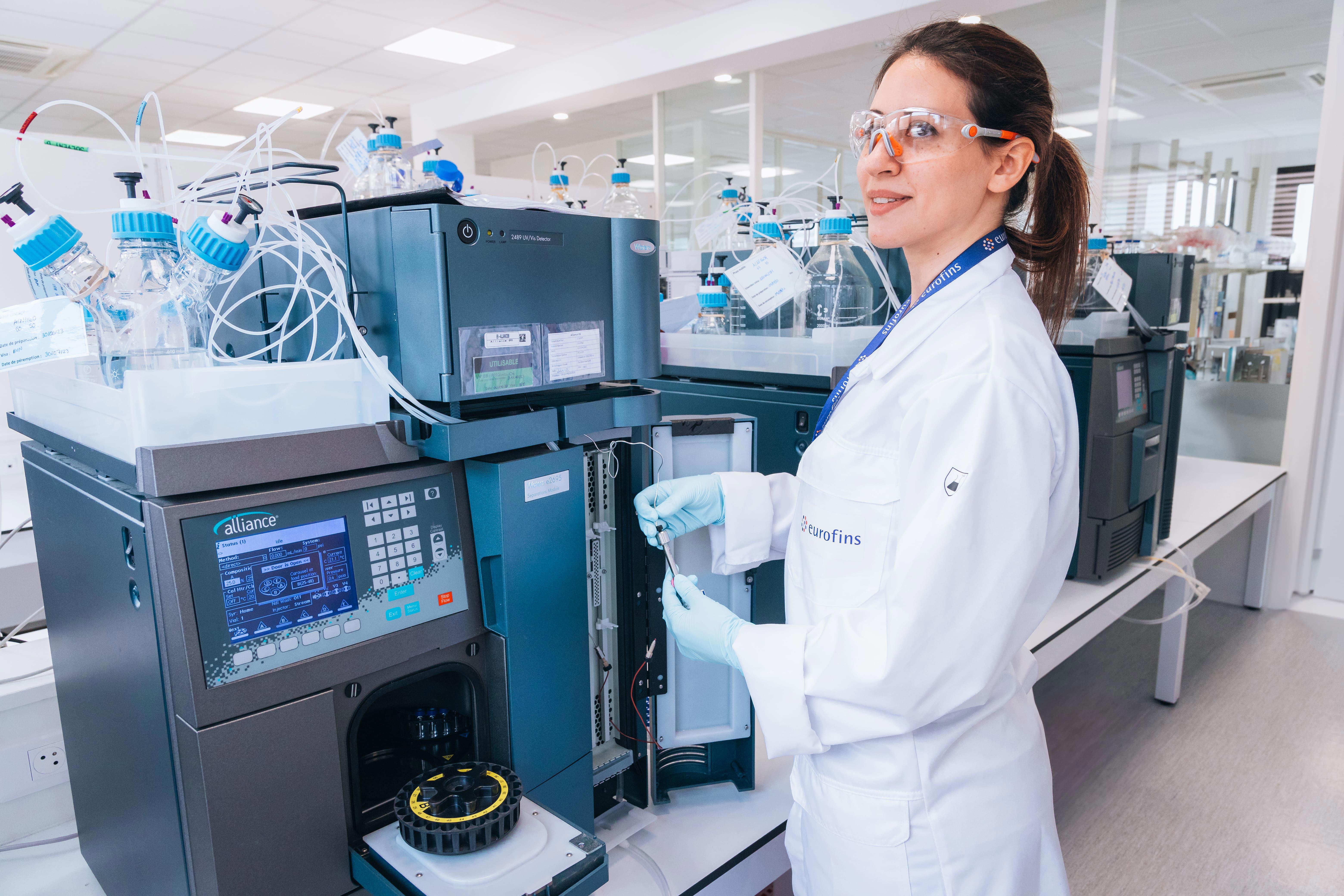 Collaborateur d’Eurofins BioPharma Product Testing manipulant un chromatographe liquide dans un laboratoire moderne, équipé pour les analyses complexes et les investigations liées au troubleshooting. L’environnement technique bien éclairé reflète l’expertise en séparation de composants, contrôle qualité et solutions analytiques pour l’industrie biopharmaceutique.
