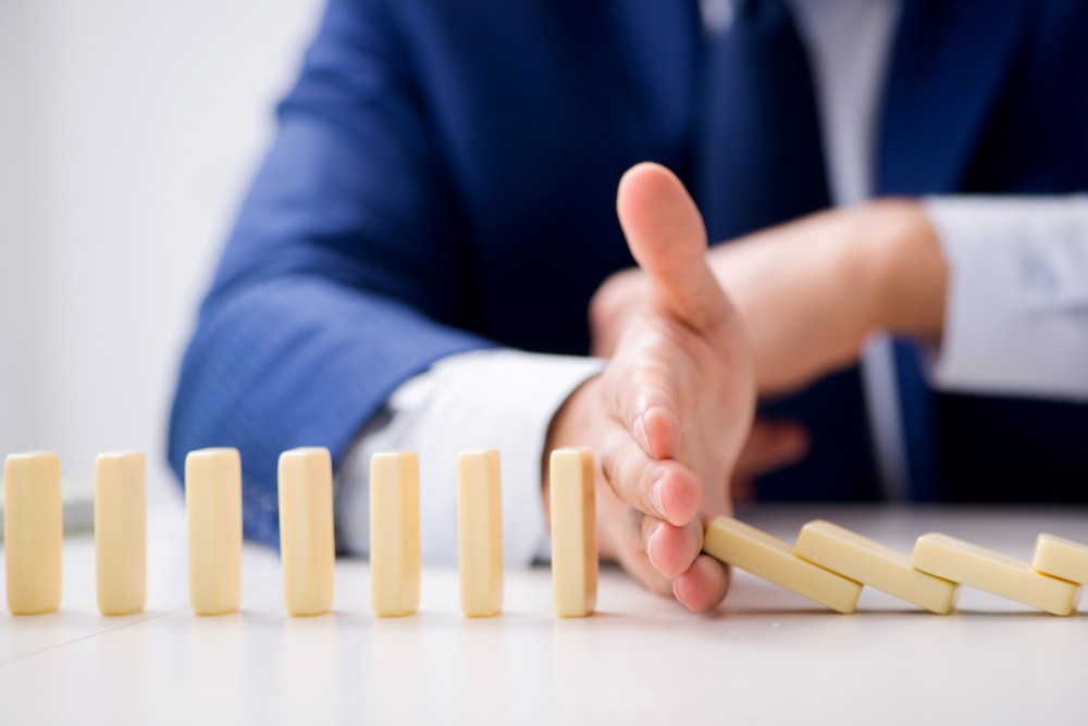 young-businessman-playing-with-domino-in-office-xl_8724x5824px