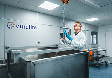 Technicien de laboratoire pharmaceutique chez Eurofins Bio Pharma Product Testing réalisant un test d'intégrité du système de fermeture de contenant (CCIT), illustrant les services de contrôle qualité, de conformité réglementaire et de sécurité des emballages primaires pour les produits biopharmaceutiques selon les normes GMP et BPF