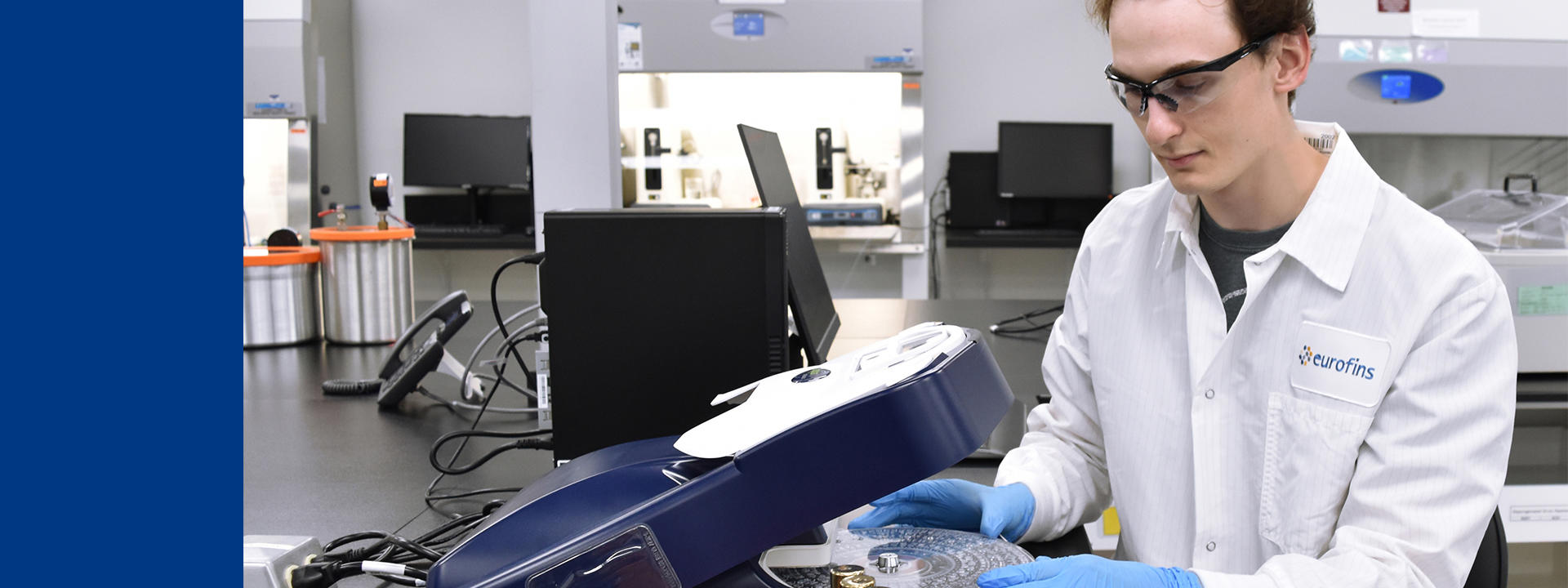Scientifique en blouse Eurofins manipulant un instrument automatisé pour réaliser un test rFC, méthode moderne, éthique et durable de détection d’endotoxines. Ce test, reconnu par les pharmacopées Ph. Eur., USP et JP, remplace le LAL traditionnel en éliminant l’usage de sang de limule. Eurofins Biopharma Product Testing garantit la conformité réglementaire (EMA/FDA), la reproductibilité des résultats et des délais d’exécution rapides grâce à ses laboratoires GMP/GLP/ISO 17025.