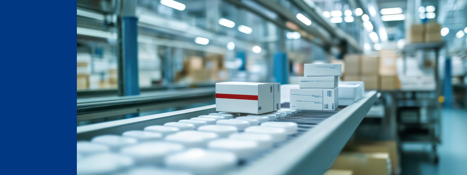 Vue d’une installation industrielle moderne dédiée à la fabrication pharmaceutique. Au premier plan, un convoyeur transporte des flacons plastiques blancs et des boîtes en carton imprimées, illustrant les processus de conditionnement automatisé. L’environnement lumineux et structuré reflète les standards de qualité et d’efficacité propres aux études de distribution logistique menées par Eurofins Biopharma Product Testing.