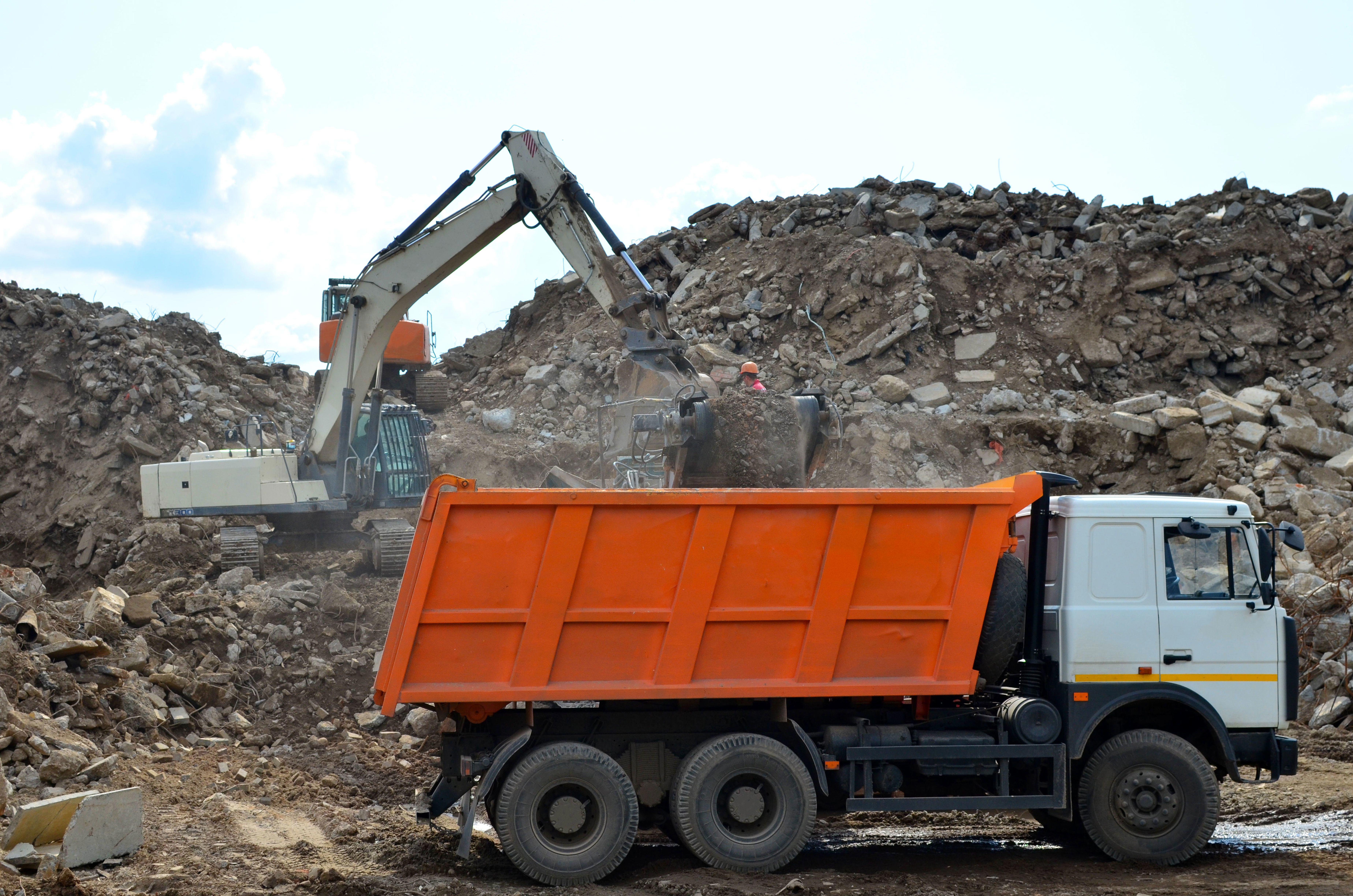 excavator-loads-construction-waste_7392-x-4896-px-l