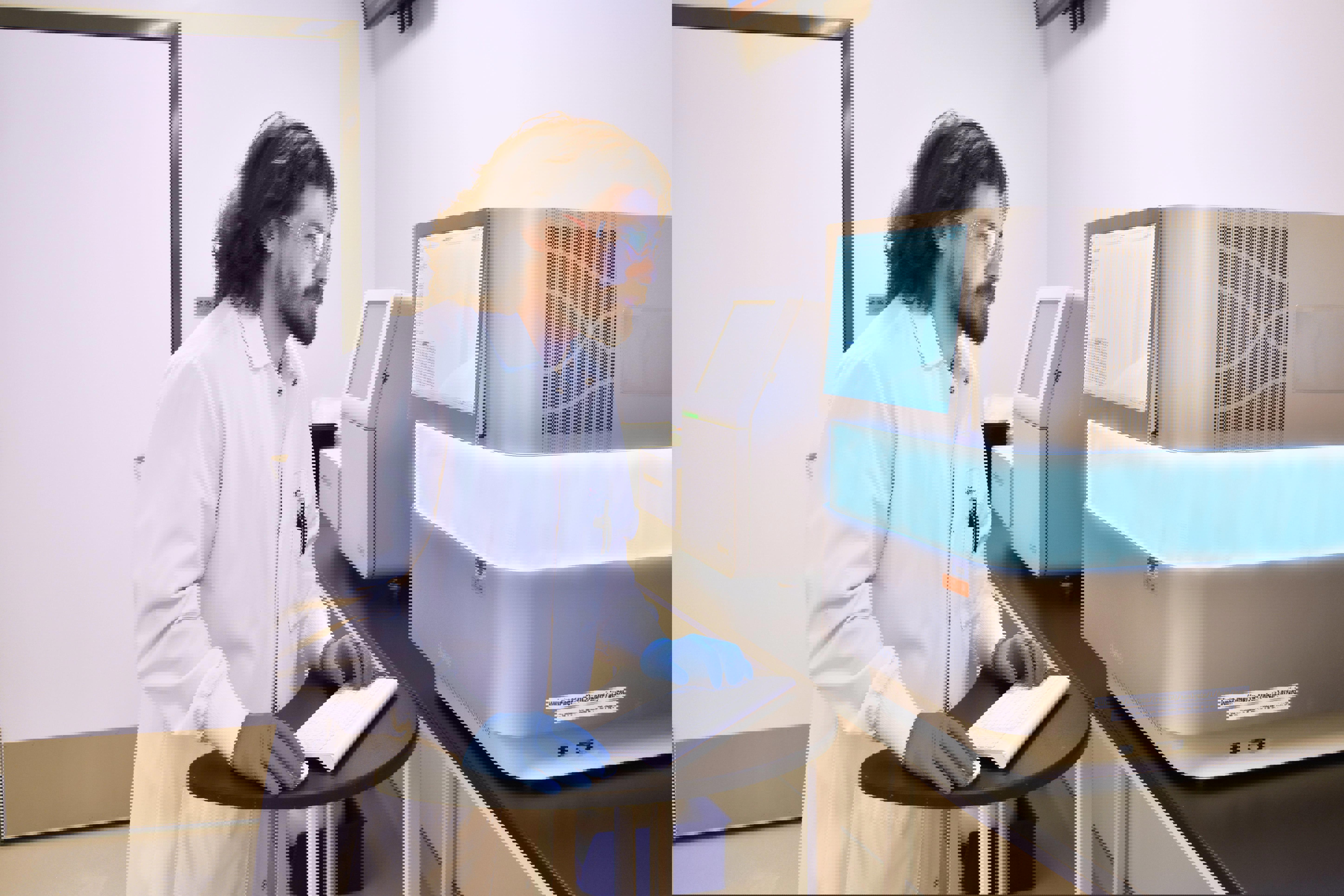 Technicien en laboratoire pharmaceutique Eurofins BioPharma Product Testing opérant un séquenceur de nouvelle génération (NGS) dans un environnement stérile, pour l’analyse génomique avancée. Séquençage haut débit conforme aux normes GLP et ISO, utilisé pour le criblage génétique, la caractérisation de souches, le contrôle qualité et les études de biocompatibilité.