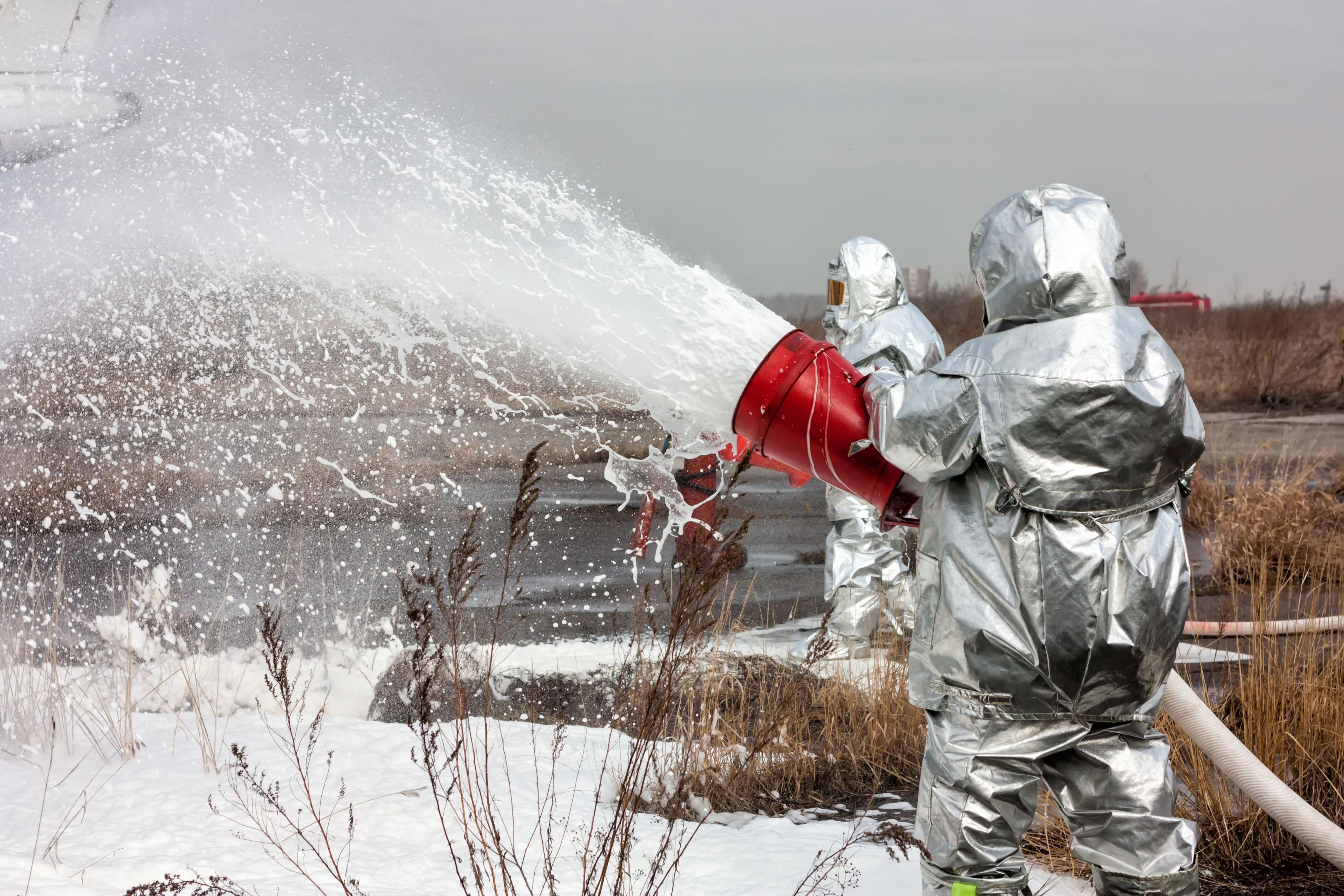 fill-the-airplane-with-fire-fighting-foam_-5865-x-3910-px-1