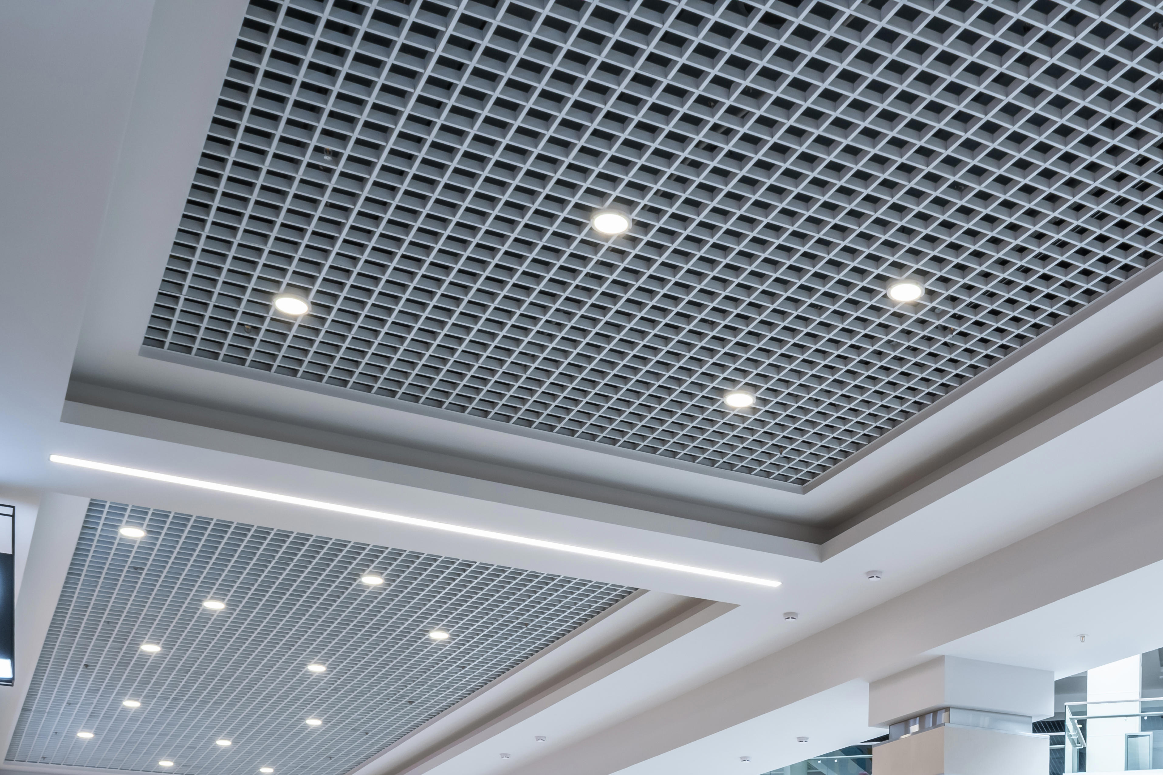 plafond-suspendu-et-grillage-avec-lampes-halogenes-et-construction-de-cloisons-seches-dans-une-piece-vide-d-un-magasin-ou-d-une-maison-plafond-tendu-blanc-et