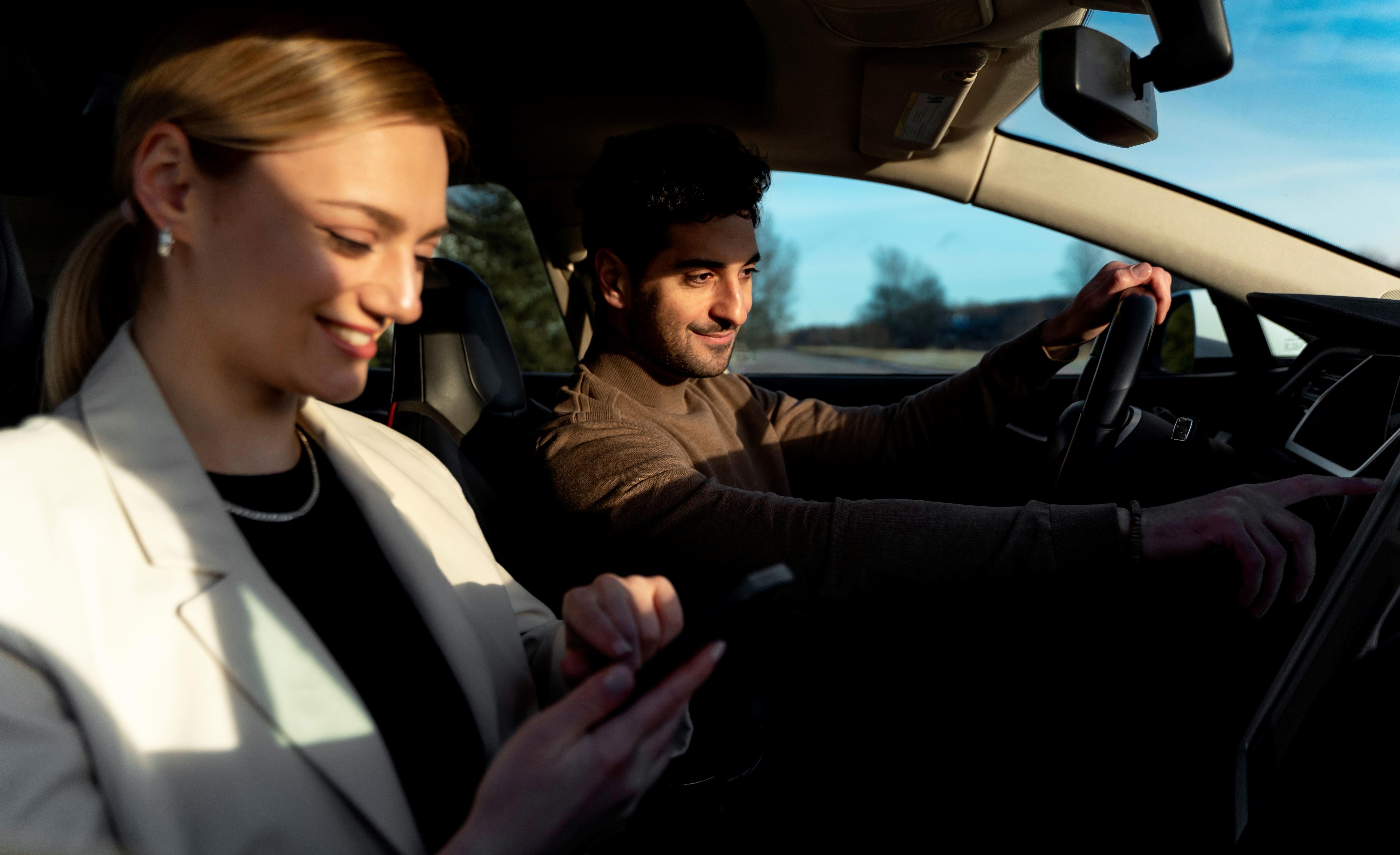 personnes-voyageant-en-voiture-electrique