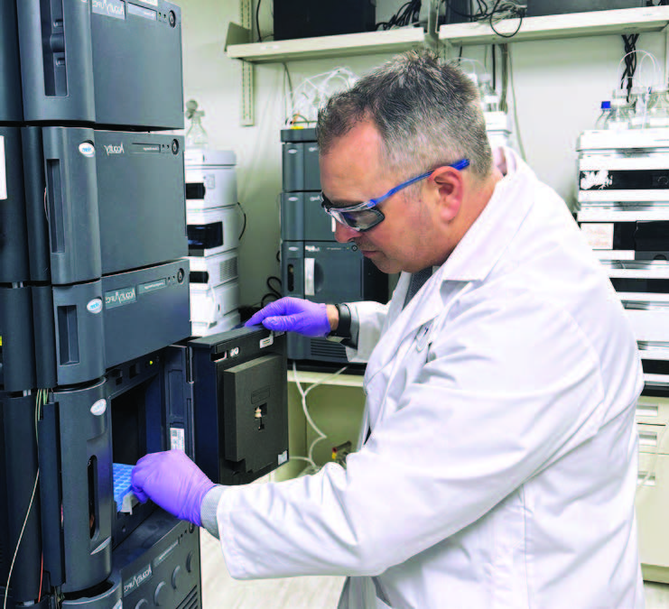 Trois autoclaves industriels 3M Steri-Vac GS8X alignés dans une salle de stérilisation d’Eurofins BioPharma Product Testing. Chaque appareil en acier inoxydable est équipé d’un écran de contrôle numérique. L’environnement, propre et lumineux, reflète les standards élevés de sécurité et de qualité appliqués aux processus de stérilisation pharmaceutique.