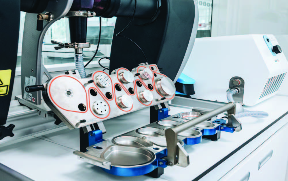 Équipement analytique de laboratoire utilisé chez Eurofins BioPharma Product Testing, comprenant des compartiments circulaires et un dispositif de contrôle connecté, illustrant les technologies avancées pour les tests chimiques et pharmaceutiques.