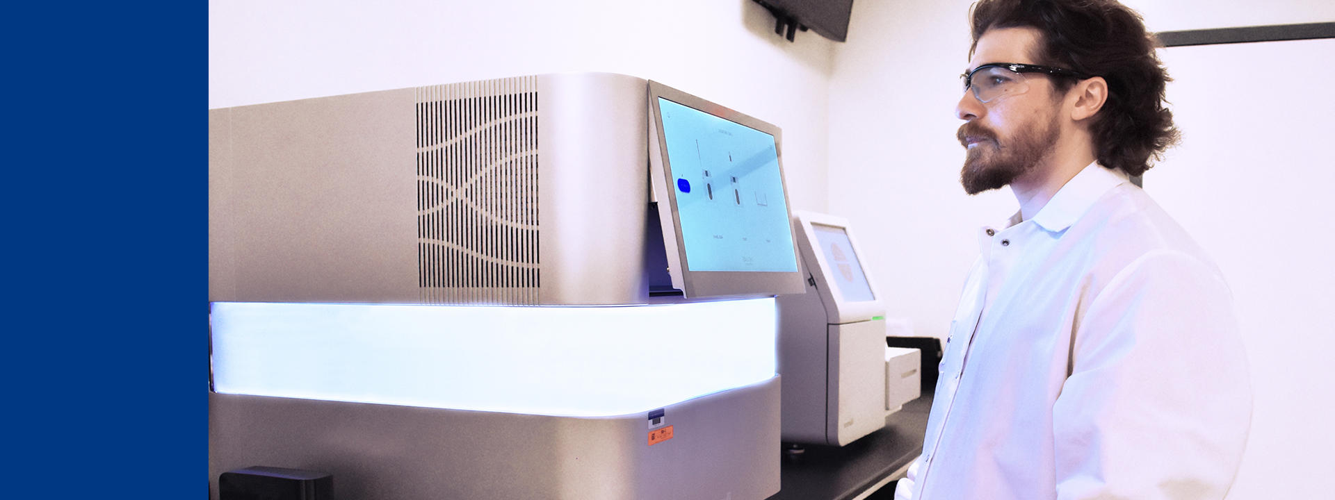 Technicien de laboratoire chez Eurofins Biopharma Product Testing opérant un équipement de séquençage nouvelle génération (NGS) conforme aux Bonnes Pratiques de Fabrication (BPF), dans un environnement stérile dédié à l’analyse génomique à haut débit et au contrôle qualité biopharmaceutique.