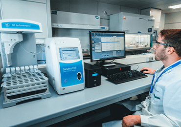 Technicien de laboratoire Eurofins BioPharma Product Testing analysant des données scientifiques sur ordinateur dans un environnement équipé d’un autosampler GE et d’un analyseur Sievers M9, illustrant les procédures de contrôle qualité et de caractérisation des excipients, des matières premières en vrac (bulkware) et des principes actifs pharmaceutiques (API), conformément aux exigences réglementaires internationales.