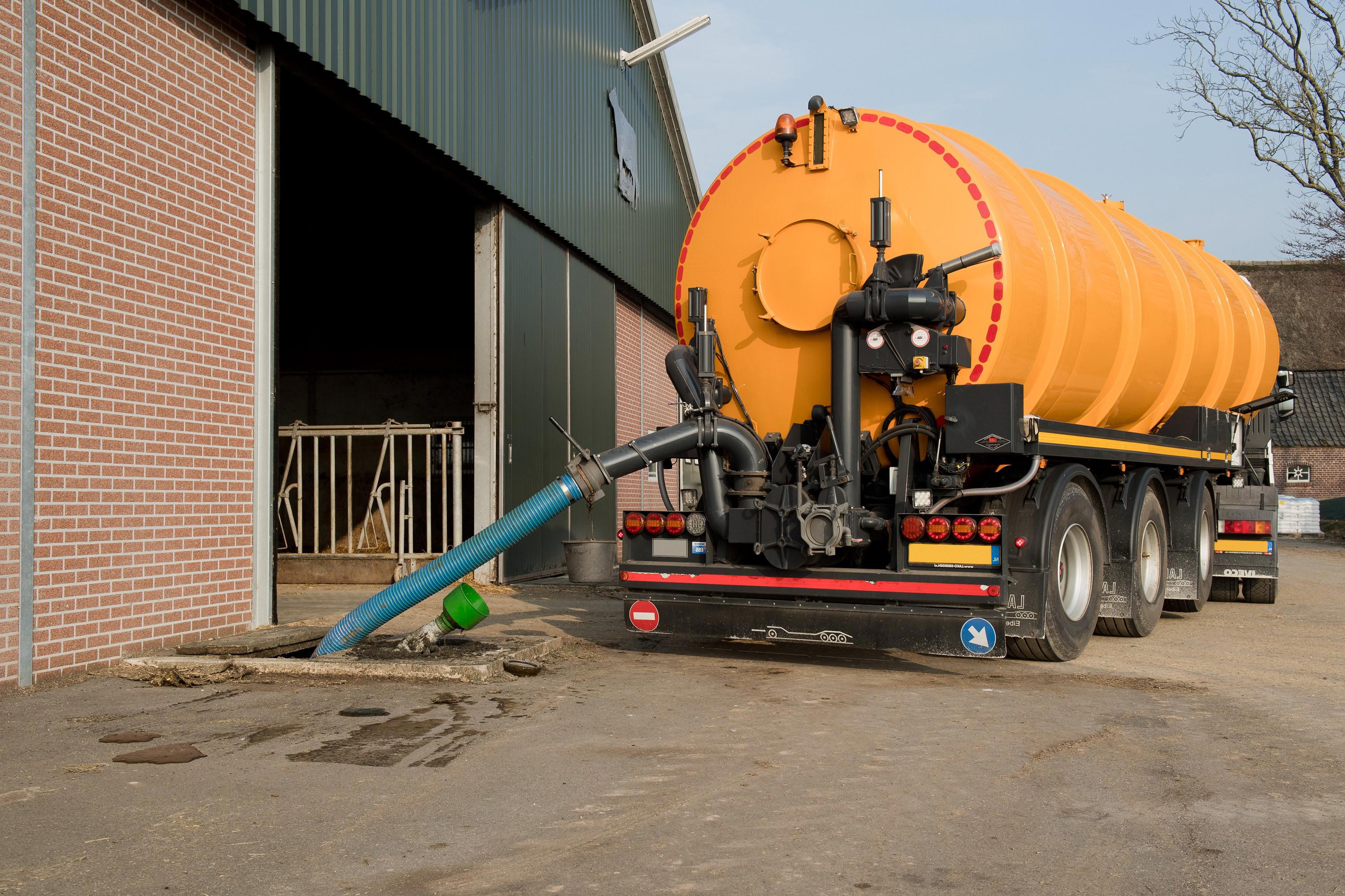 mestwagen-bij-mestput-gespiegeld-wagen-rechts