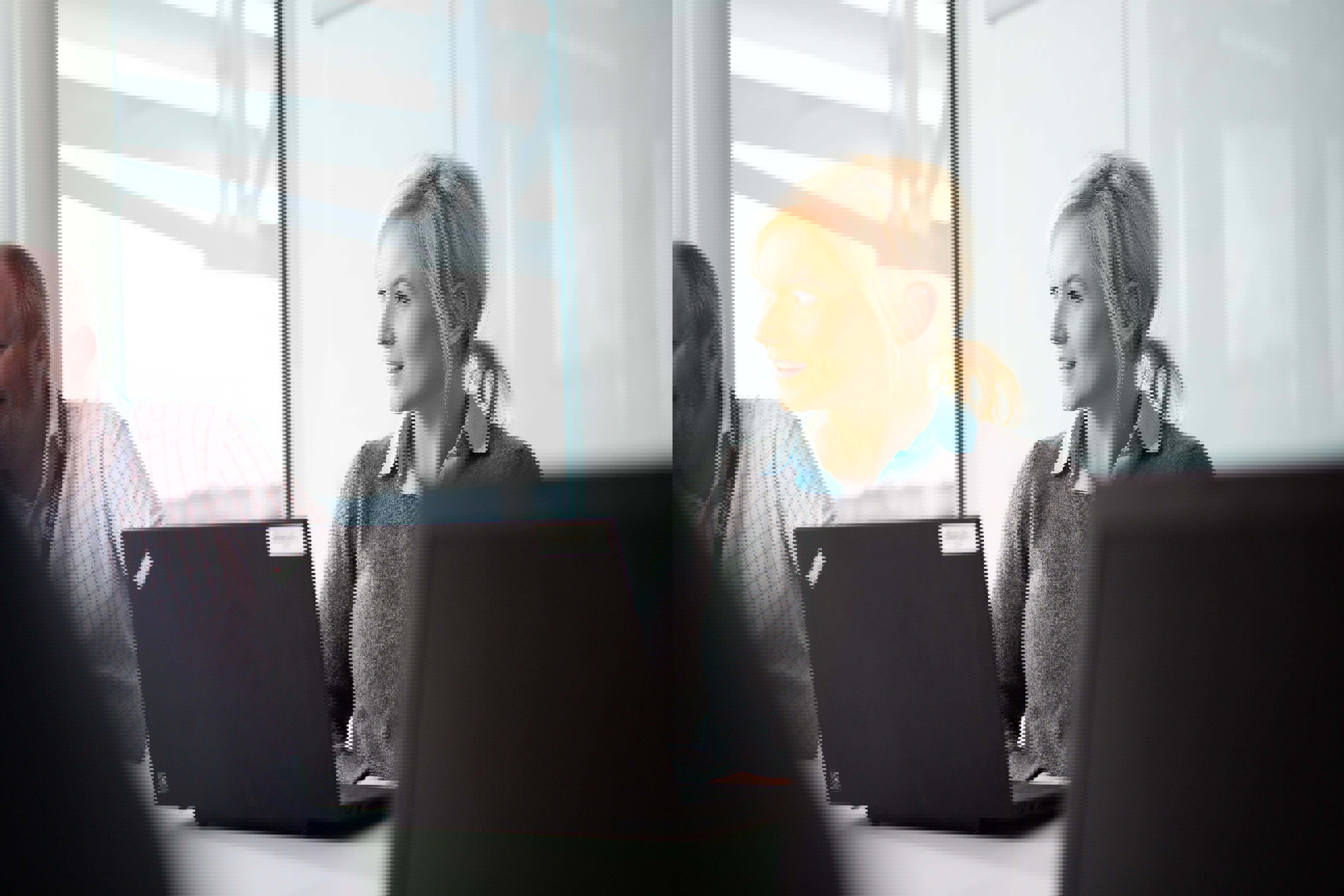 Échange entre spécialistes chez Eurofins BioPharma Product Testing sur l’identification des impuretés liées au produit biopharmaceutique, incluant les impuretés de synthèse, de dégradation et les variants moléculaires, dans un cadre conforme aux BPF.