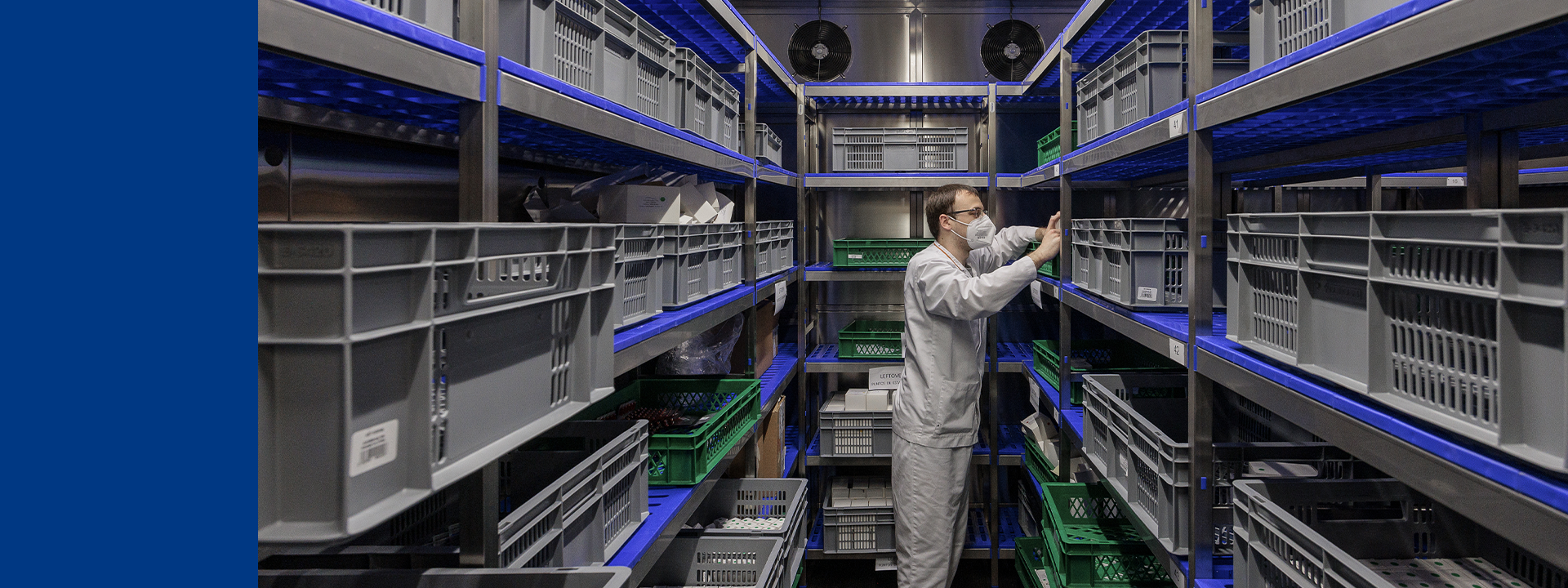 Technicien de laboratoire en combinaison stérile inspectant des contenants dans une enceinte de stabilité pharmaceutique. Les études de stabilité sont réalisées selon les normes GMP, ICH Q1A(R2), Q1D et Q1E, pour évaluer la durée de conservation, la conformité réglementaire et la performance des médicaments et dispositifs médicaux dans des conditions climatiques contrôlées. Ces tests sont essentiels pour l’autorisation de mise sur le marché, la gestion des OOS/OOT et la définition de la date de péremption.