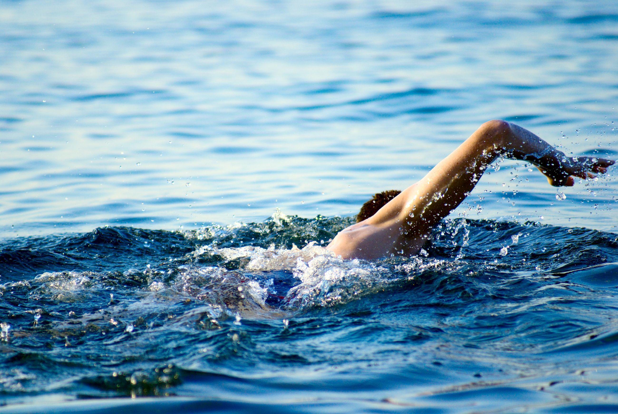 swimming-man-in-ocean-water-m_2600x1740px