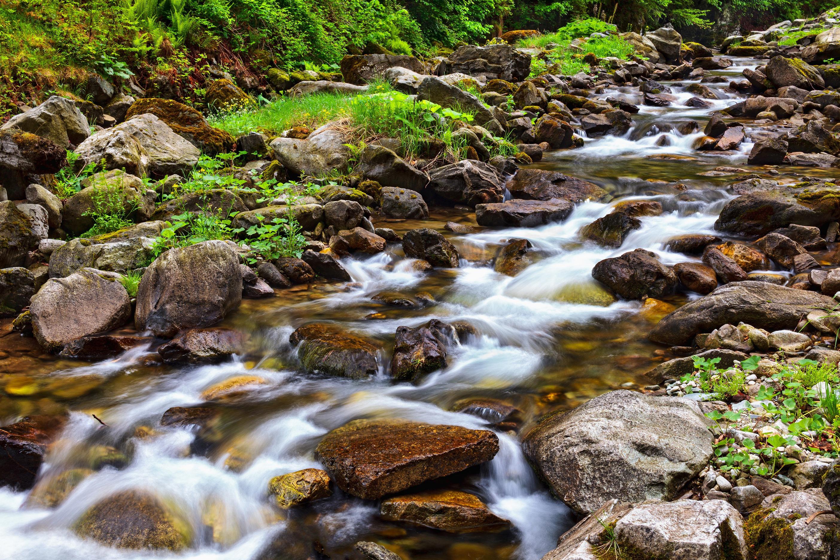 landscape-with-river-flowing-through-rocks-xxl_5616x3744px