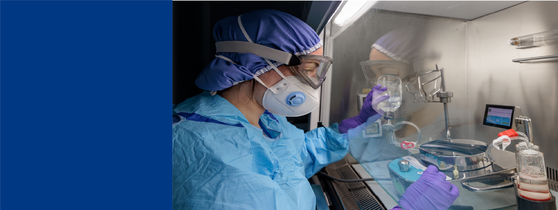 Technicienne de laboratoire chez Eurofins Biopharma Product Testing effectuant le contrôle qualité de produits stériles dans une zone aseptique, à l’aide d’une enceinte de sécurité microbiologique, conformément aux Bonnes Pratiques de Fabrication (BPF) et aux exigences de l’annexe 1.