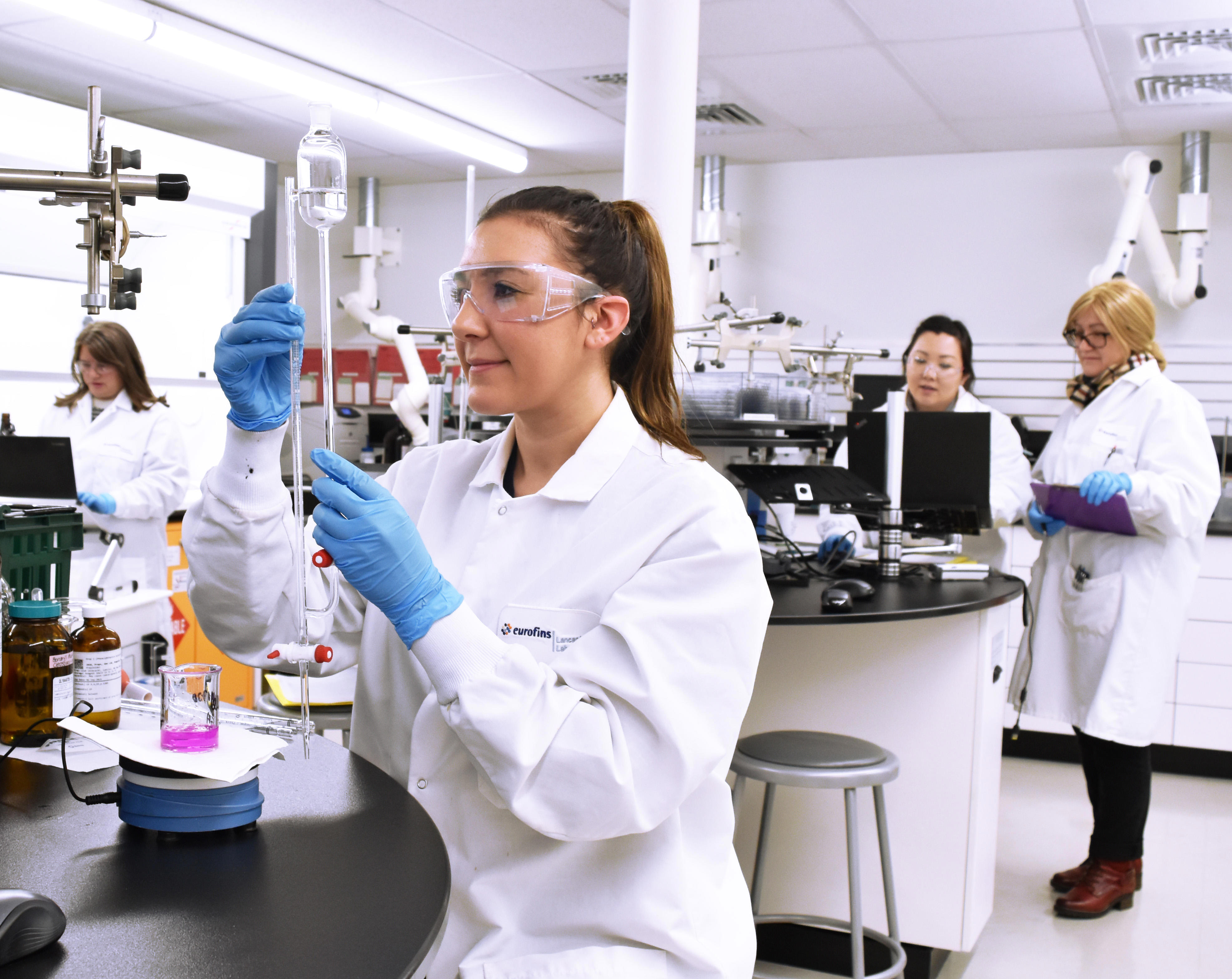 Eurofins Biopharma Product Testing est un leader mondial des services analytiques et réglementaires pour l’industrie pharmaceutique et biotechnologique. L’image illustre un laboratoire moderne où des scientifiques qualifiés réalisent des essais chimiques et bioanalytiques dans un environnement conforme aux Bonnes Pratiques de Fabrication (BPF).