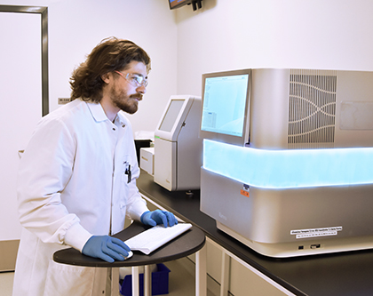 Technicien de laboratoire Eurofins BioPharma Product Testing procédant à un séquençage nouvelle génération (NGS) pour l’identification bactérienne dans un laboratoire conforme aux BPF. Illustration de la traçabilité des procédés, de l’efficacité analytique et de la cohérence des résultats.
