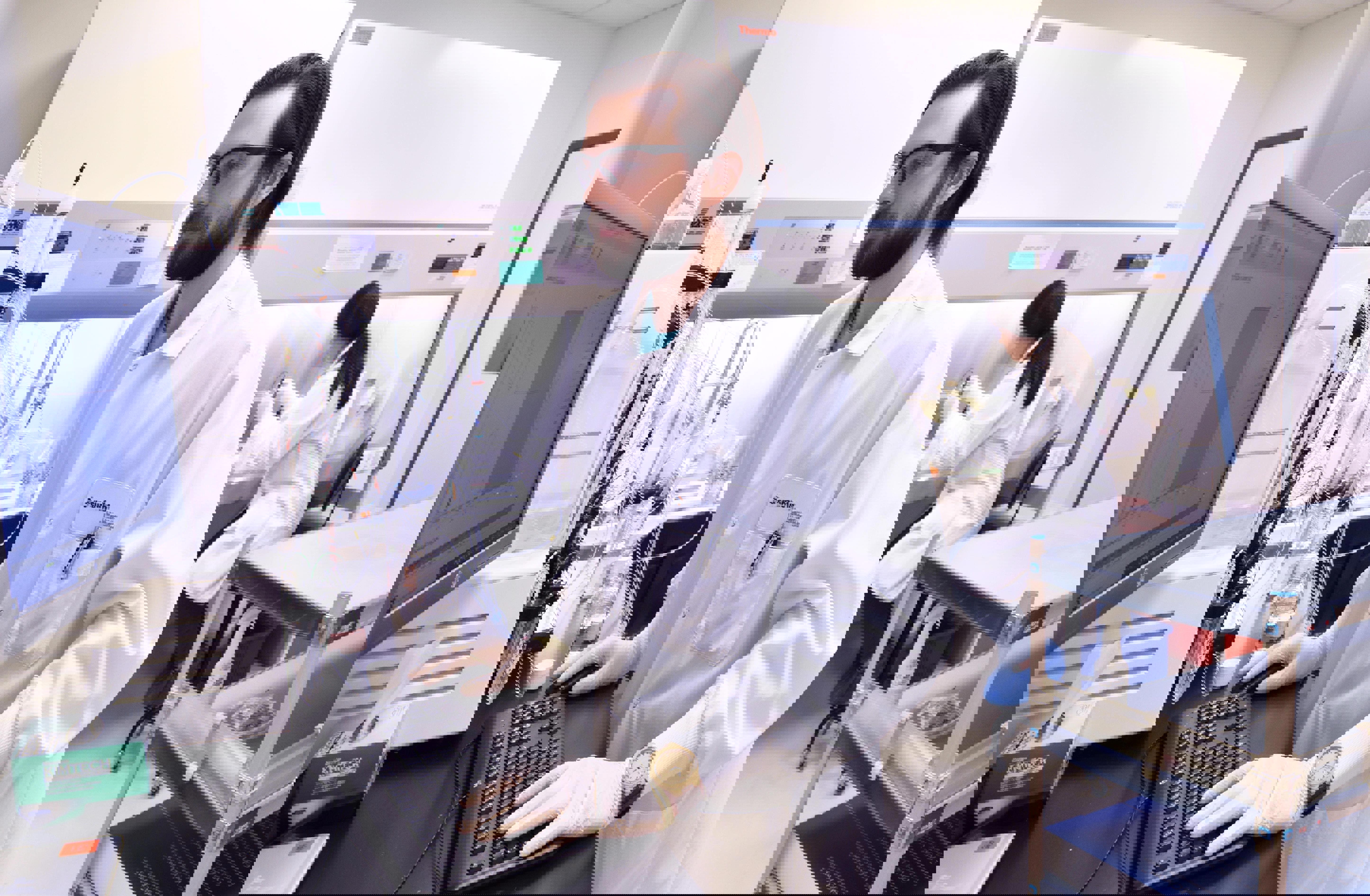Laboratoire pharmaceutique Eurofins BioPharma Product Testing spécialisé en viral clearance, avec technicien de laboratoire utilisant des équipements analytiques pour la validation virale, les tests de biosécurité, et le contrôle qualité des produits biopharmaceutiques selon les normes BPF/GMP.