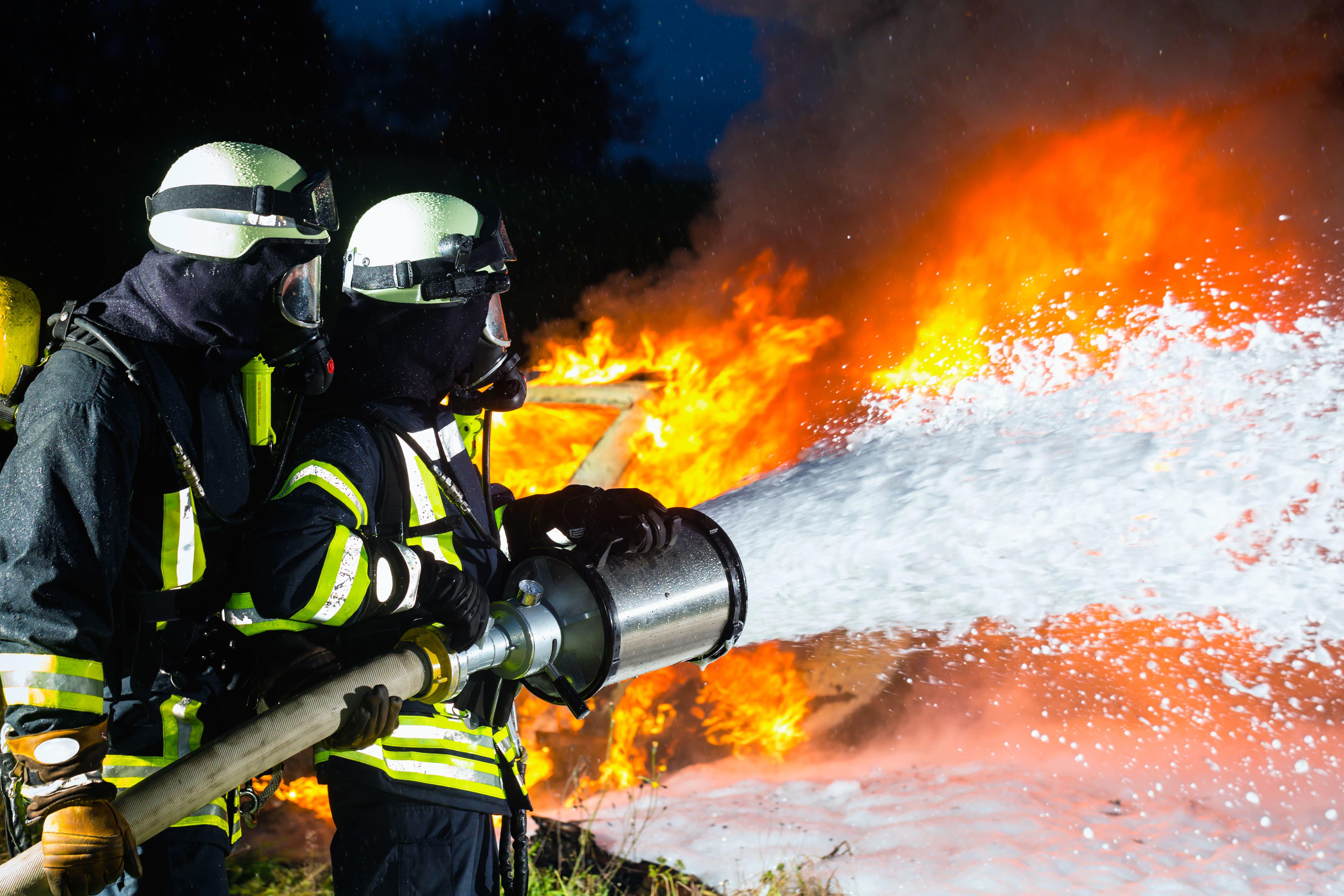 firefighter-firemen-extinguishing-a-large-blaze-xxl_5400x3600px-1 (1)