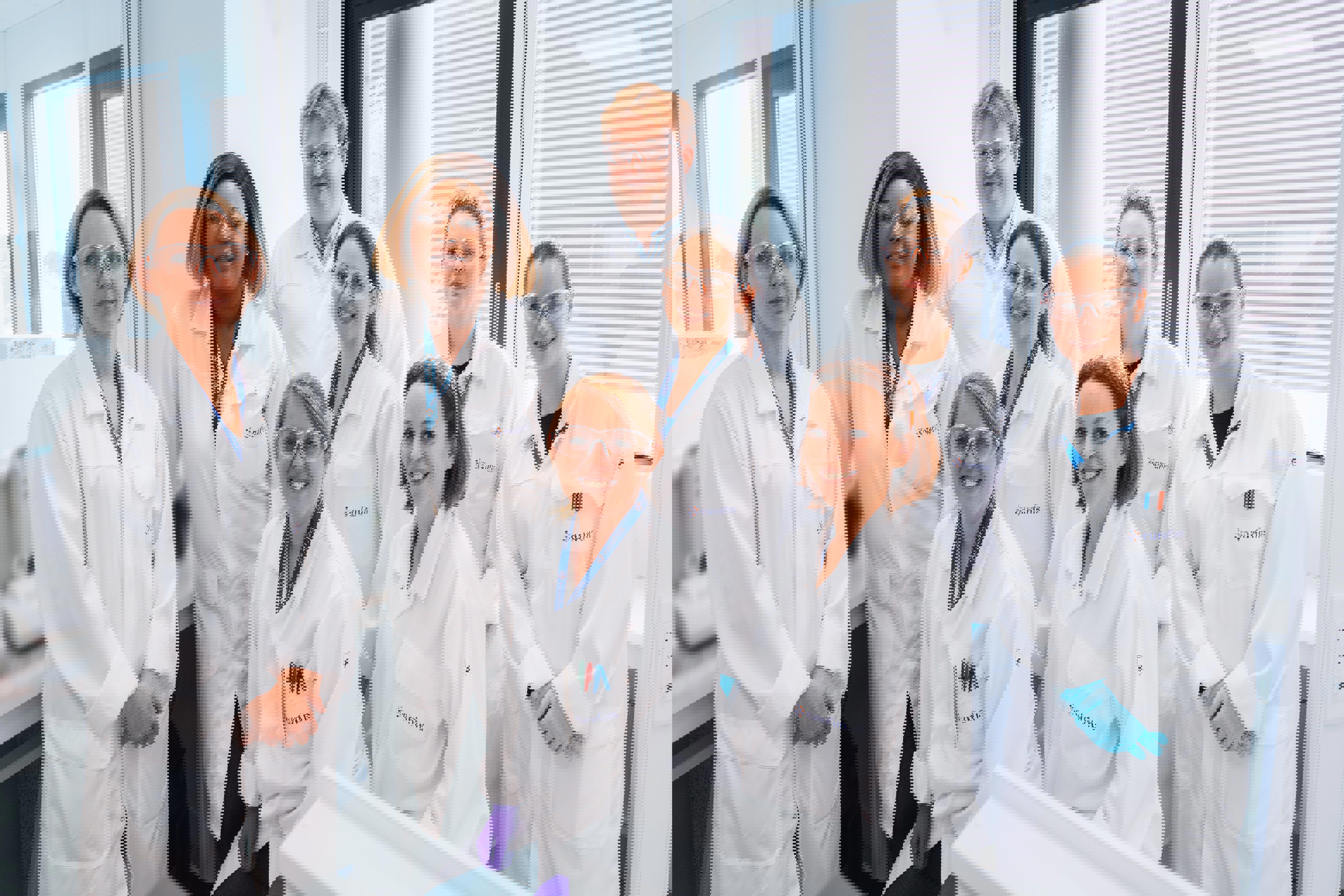 Eurofins BioPharma Product Testing – groupe de techniciens en blouse blanche dans un laboratoire lumineux, portant des badges et gants, réunis autour d’un poste de travail. Contexte : concentration en protéines par absorbance UV ou SoloVPE. 