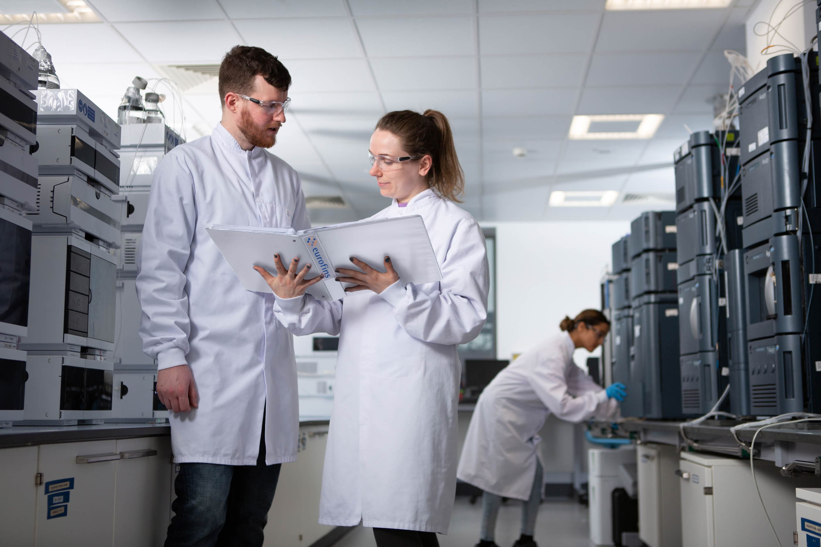 Techniciens Eurofins BioPharma Product Testing en laboratoire pharmaceutique, réalisant des prélèvements d’air viables et non viables pour le contrôle de la contamination particulaire et microbiologique. Grâce à des équipements de surveillance environnementale de haute précision et à des protocoles conformes aux normes BPF, Eurofins garantit la qualité de l’air en zones à atmosphère contrôlée, essentielle à la fabrication de médicaments stériles.