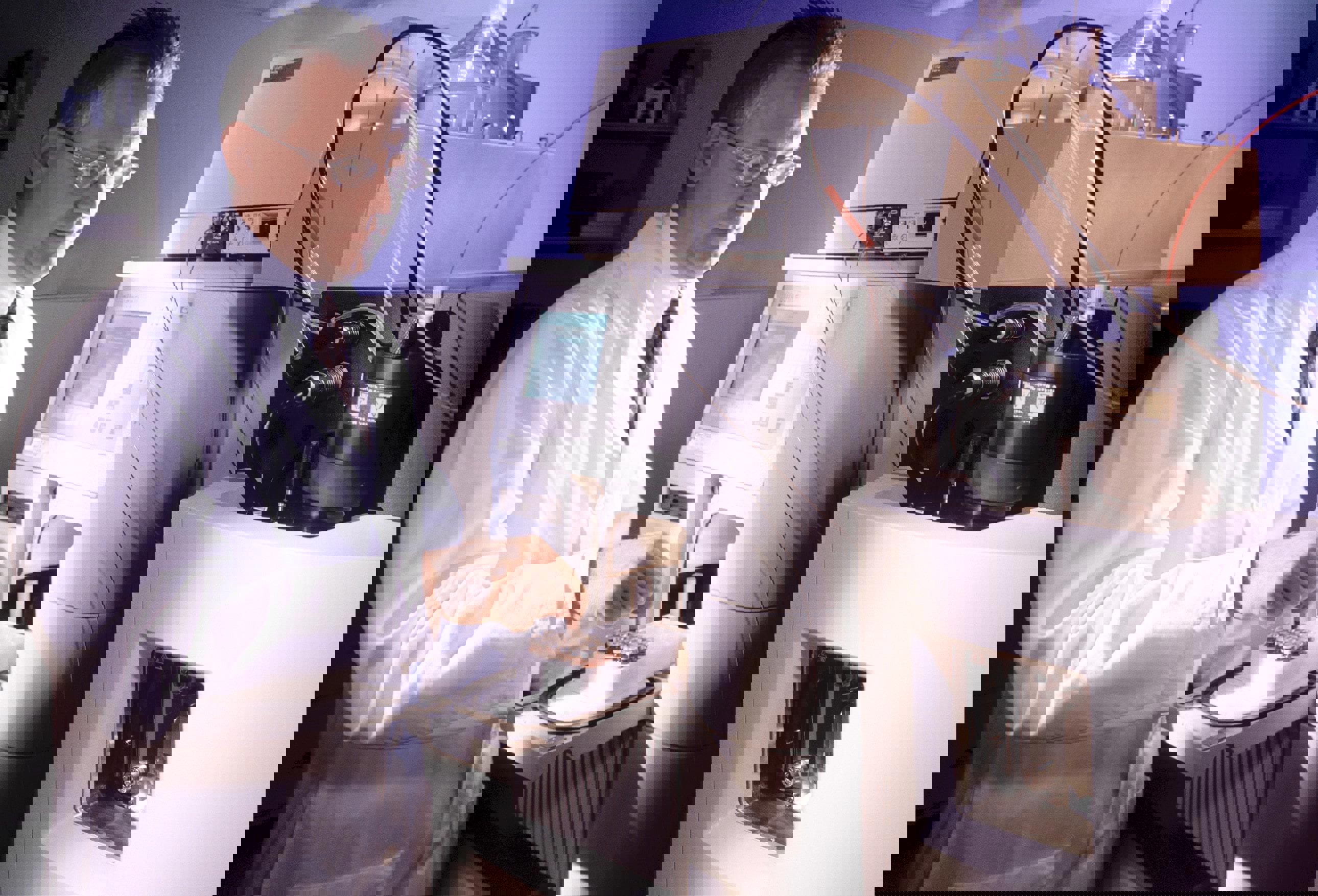Scientifique en blouse blanche manipulant des échantillons sur un système de chromatographie dans un laboratoire Eurofins BioPharma Product Testing. L’image illustre les analyses de détection des impuretés liées aux bioprocédés, telles que les protéines hôtes, ADN résiduel, endotoxines et agents nettoyants, réalisées selon les normes GMP et les exigences ICH Q6B pour garantir la sécurité, la qualité et la conformité des produits biologiques.