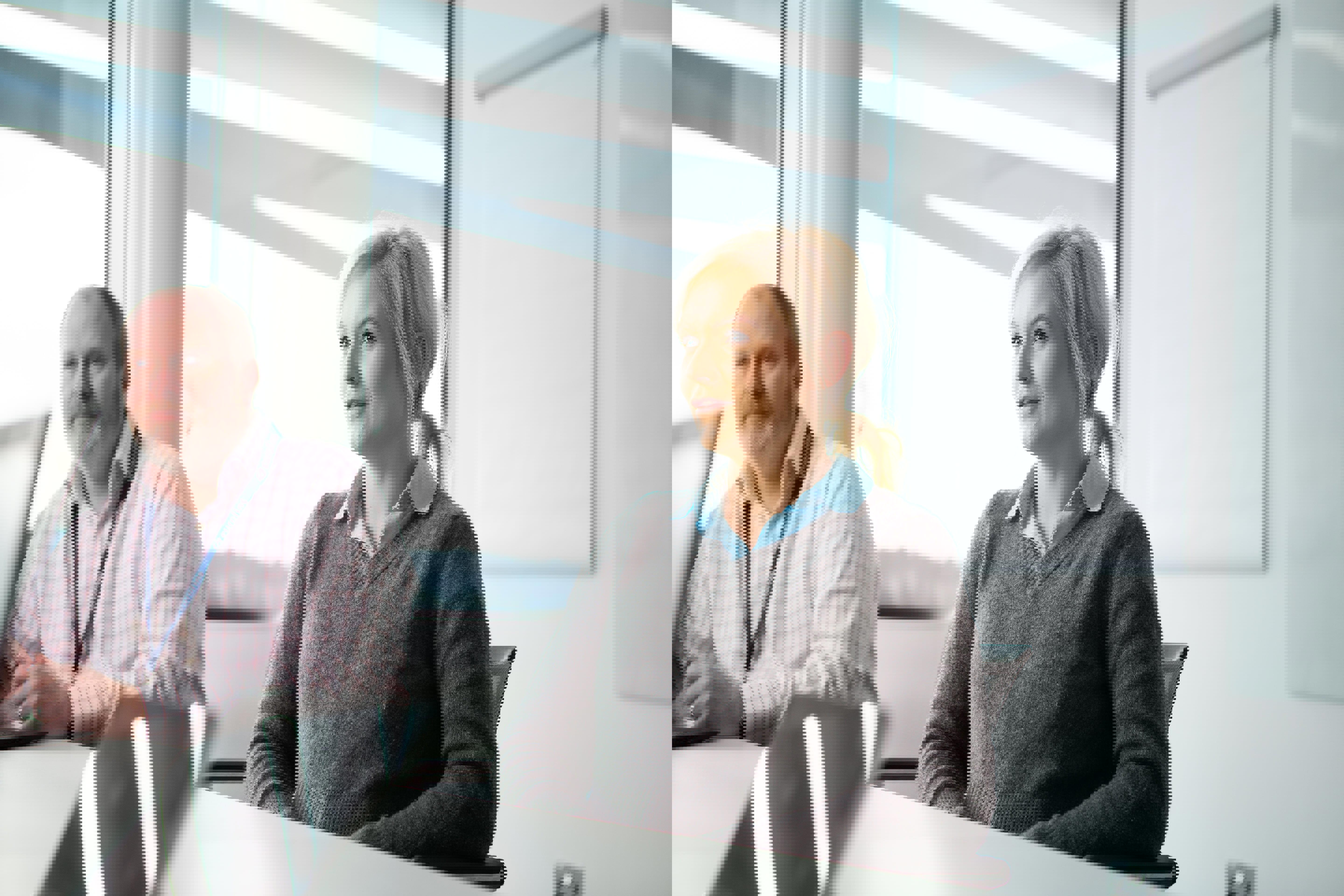 Techniciens de laboratoire chez Eurofins Biopharma Product Testing en discussion autour de l’utilisation des milieux de culture pour l’analyse microbiologique, dans un environnement conforme aux Bonnes Pratiques de Fabrication (BPF).