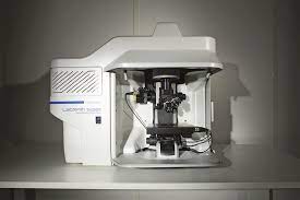 Microscope confocal Leica DCM8 utilisé par Eurofins BioPharma Product Testing pour l’imagerie haute résolution et l’analyse de surface. L’appareil présente un design fermé avec des composants optiques visibles à l’intérieur, et le logo Leica est affiché sur le côté. Ce système illustre les technologies avancées déployées en laboratoire pour la recherche et le contrôle qualité.
