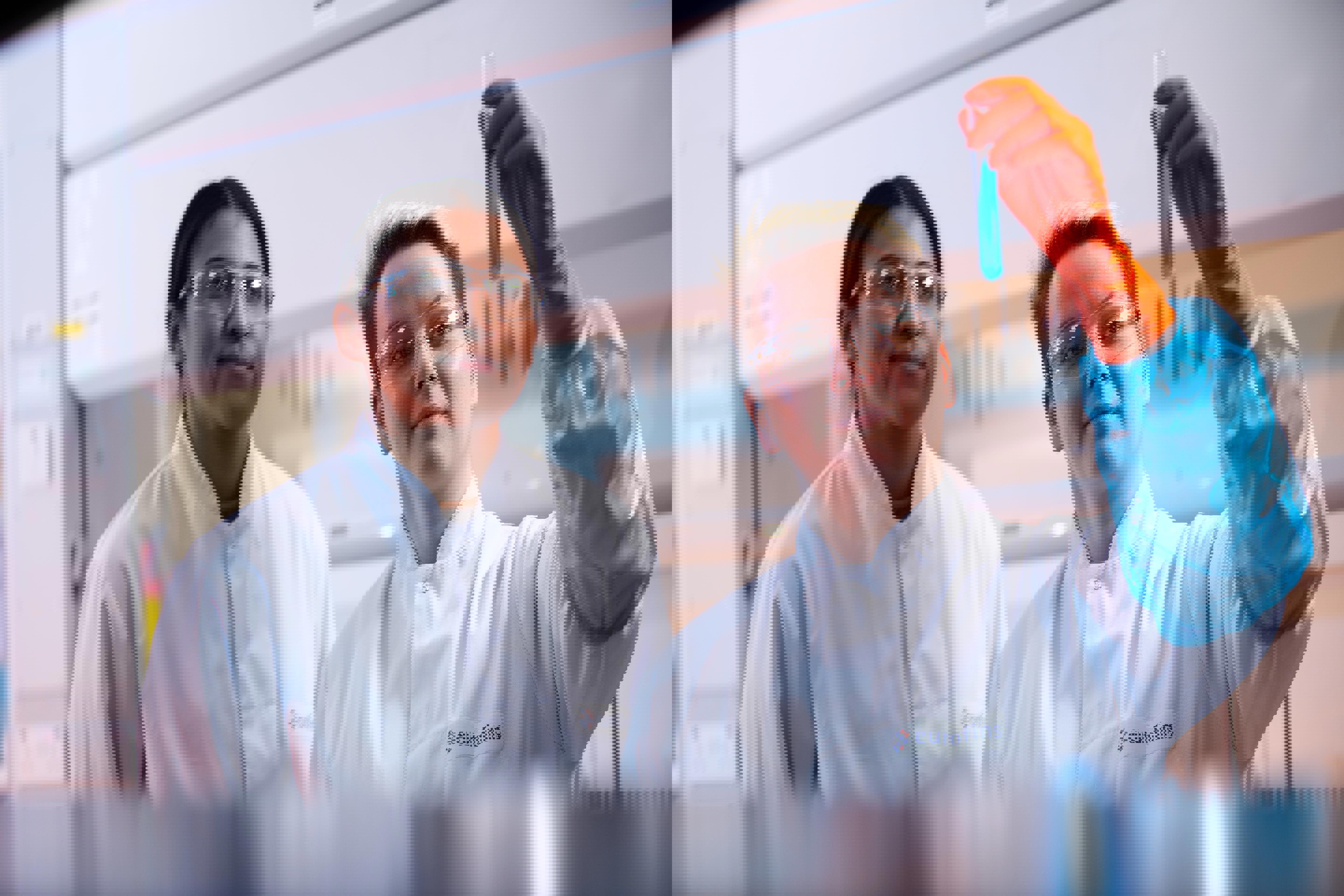 Dans un laboratoire certifié ISO 17025 d’Eurofins BioPharma Product Testing, deux techniciens de laboratoire en blouses blanches, lunettes de sécurité et gants nitrile effectuent une analyse visuelle d’un échantillon liquide dans un tube à essai. Cette étape s’inscrit dans un protocole conforme aux Bonnes Pratiques de Fabrication (BPF/GMP) pour le contrôle qualité, la caractérisation physico-chimique et la validation analytique de produits pharmaceutiques, biotechnologiques et substances actives.