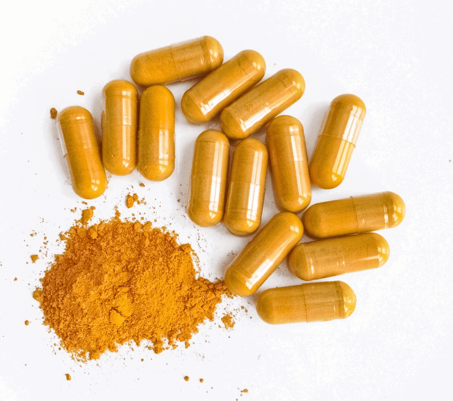 Image illustrant les activités de caractérisation des poudres chez Eurofins BioPharma Product Testing : plusieurs capsules jaunes sont disposées autour d’une petite quantité de poudre, suggérant une analyse de la matière première et de sa forme galénique. Cette représentation met en évidence l’étude de la composition, de la granulométrie, de la fluidité et de la compatibilité des poudres, dans le cadre du développement et du contrôle qualité de produits pharmaceutiques ou nutraceutiques.