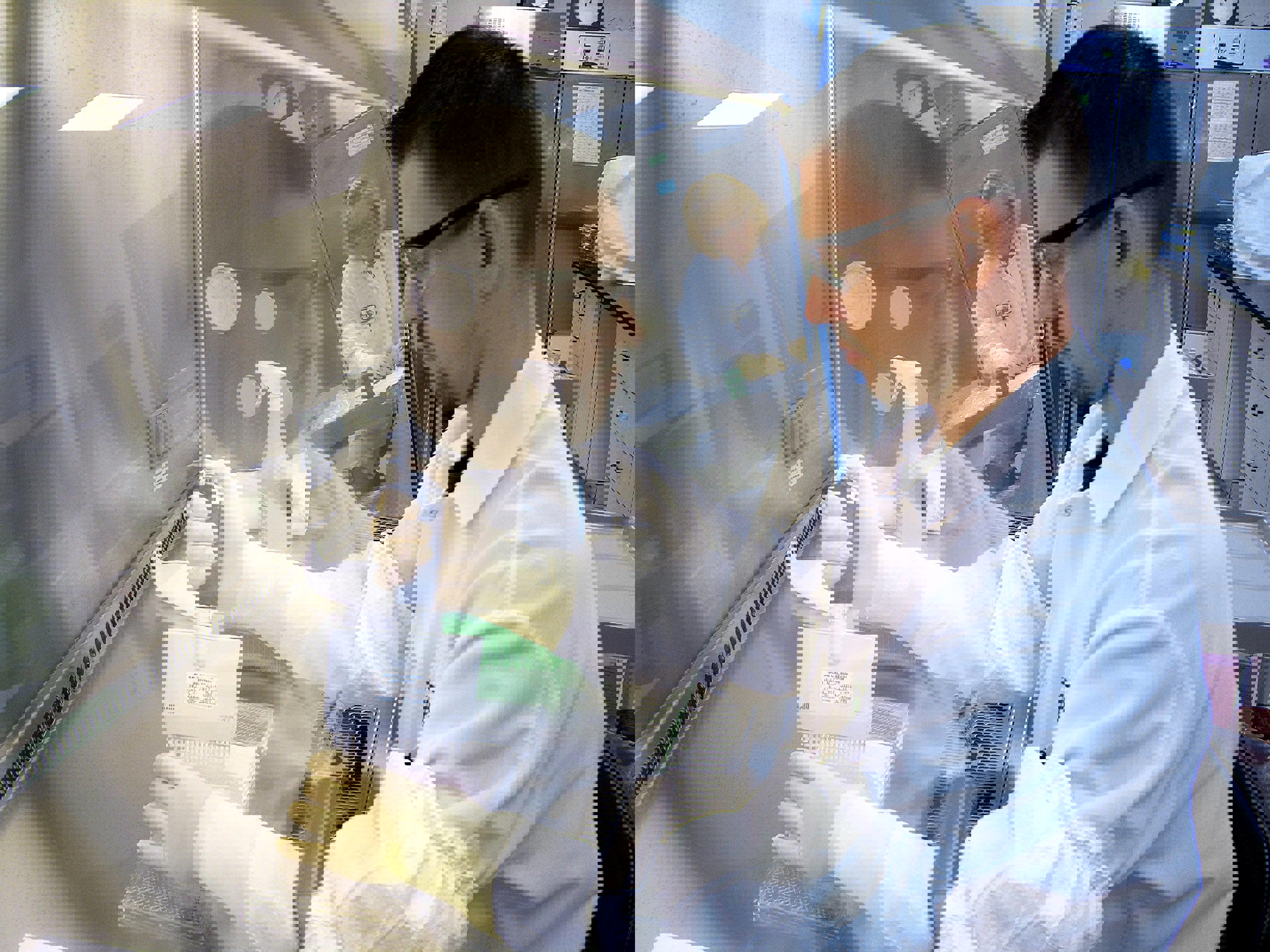 Technicien de laboratoire d’Eurofins BioPharma Product Testing réalisant des tests analytiques sous une enceinte de sécurité biologique, utilisant une pipette électronique pour transférer des échantillons sur plaque multi-puits, dans le cadre de procédures de contrôle qualité, d’études de stabilité et de tests de libération de médicaments et de substances actives, conformément aux Bonnes Pratiques de Fabrication (BPF) dans un laboratoire pharmaceutique.