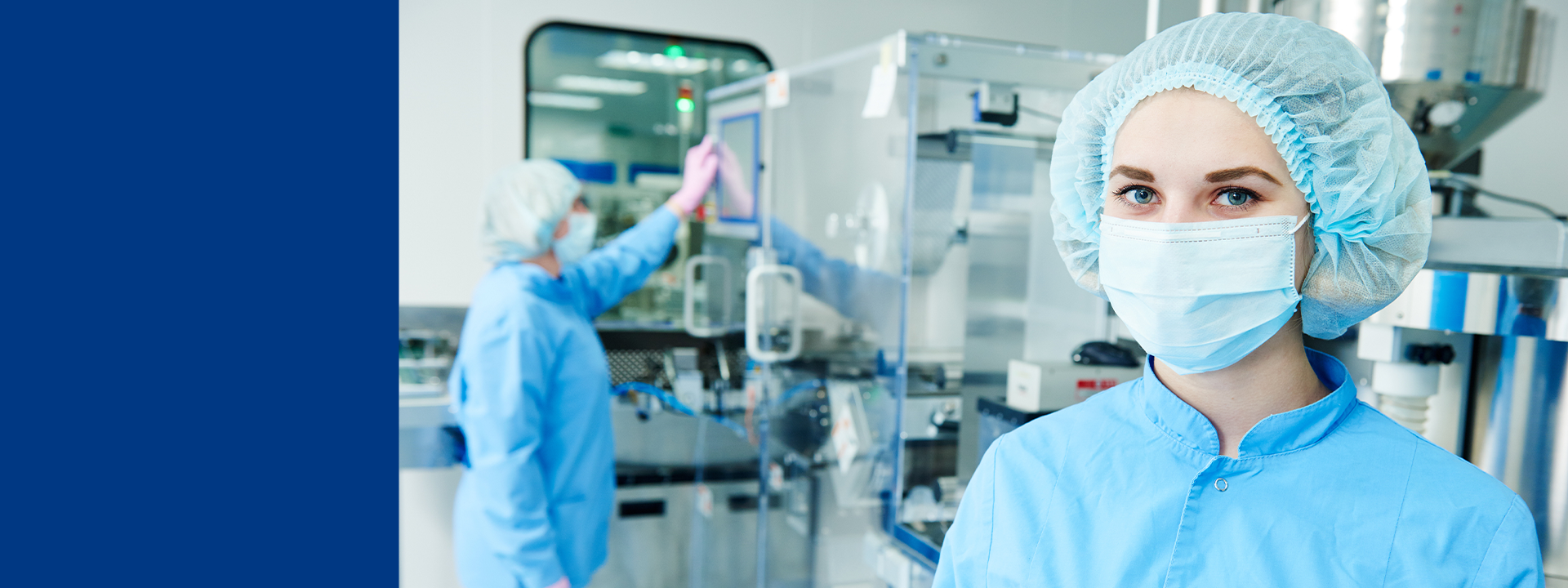 Technicienne de laboratoire en salle propre chez Eurofins BioPharma Product Testing réalisant la validation de nettoyage sur des équipements de production pharmaceutique, selon les normes GMP/BPF  et ISO, pour garantir l’absence de résidus, la conformité réglementaire et la maîtrise de la contamination croisée.