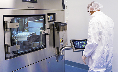 Opérateur en salle propre chez Eurofins Biopharma Product Testing utilisant un lyophilisateur dans le cadre de la fabrication stérile de remplissage/finition. Ce procédé critique permet de garantir la stabilité, la stérilité et la qualité des produits pharmaceutiques injectables. L’image illustre un environnement contrôlé conforme aux bonnes pratiques de fabrication (BPF), dédié à la manipulation aseptique, à la traçabilité et à la sécurité des médicaments.